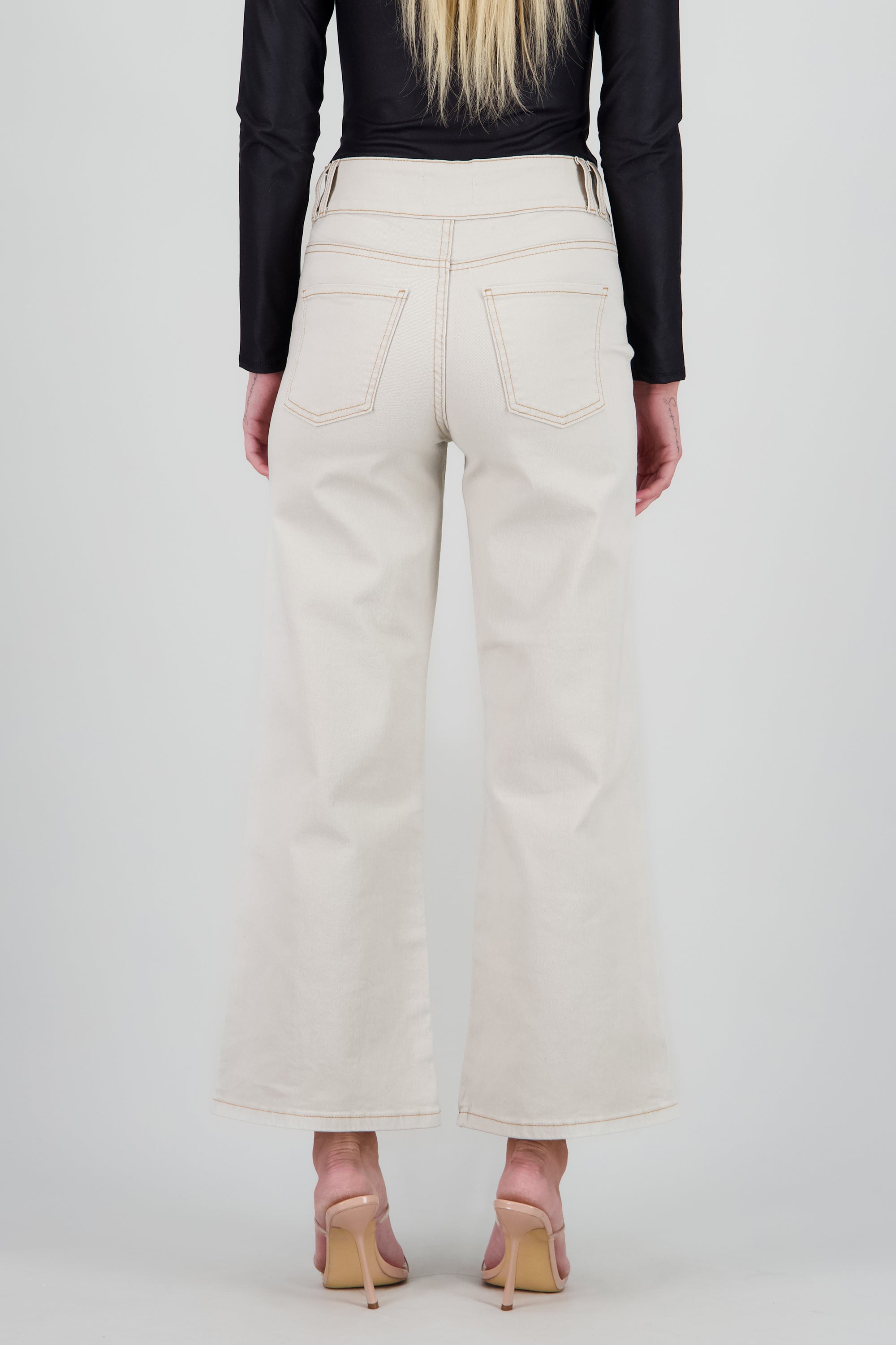 Jeans acampanados detalle bolsas delanteras HUESO