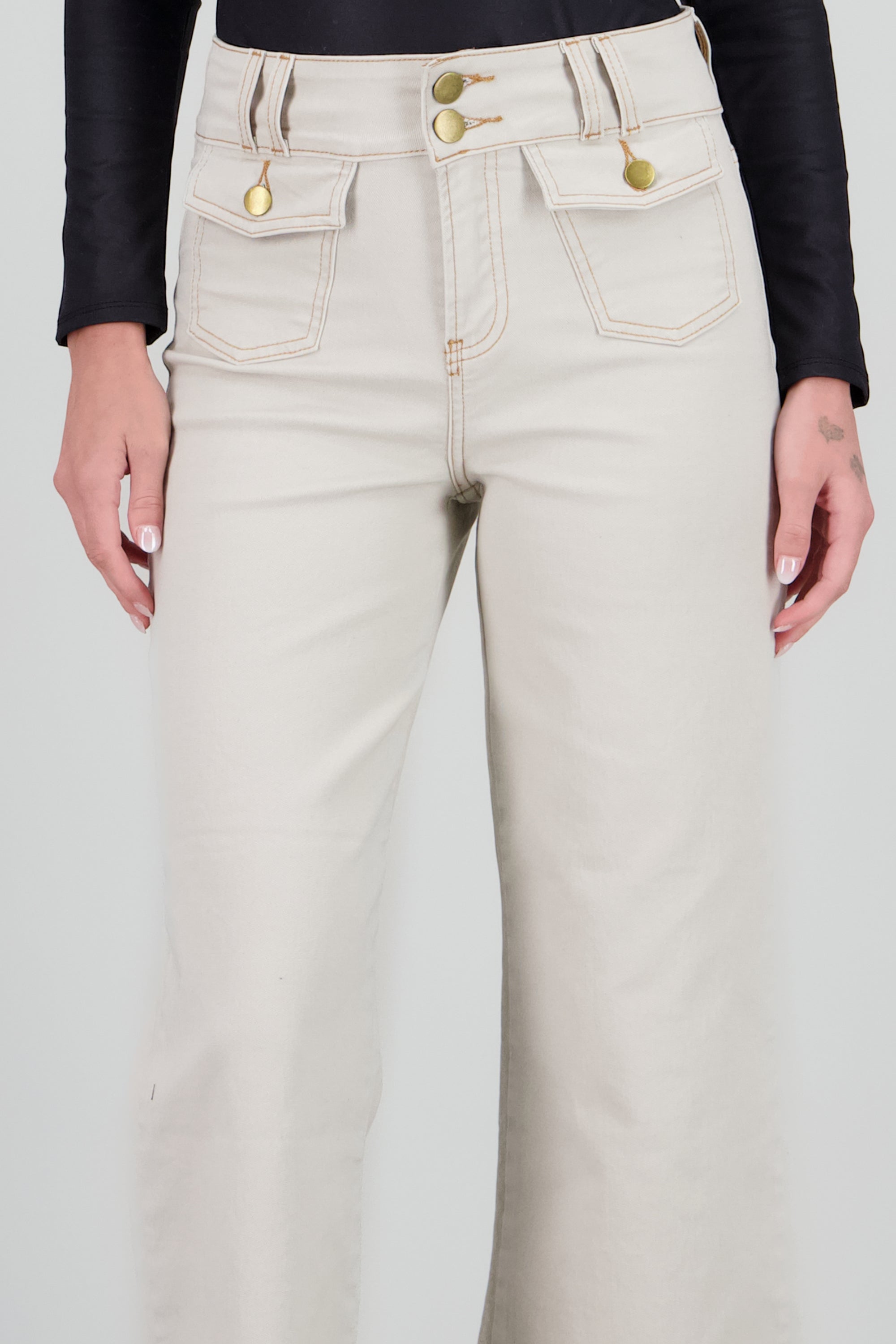 Jeans acampanados detalle bolsas delanteras HUESO