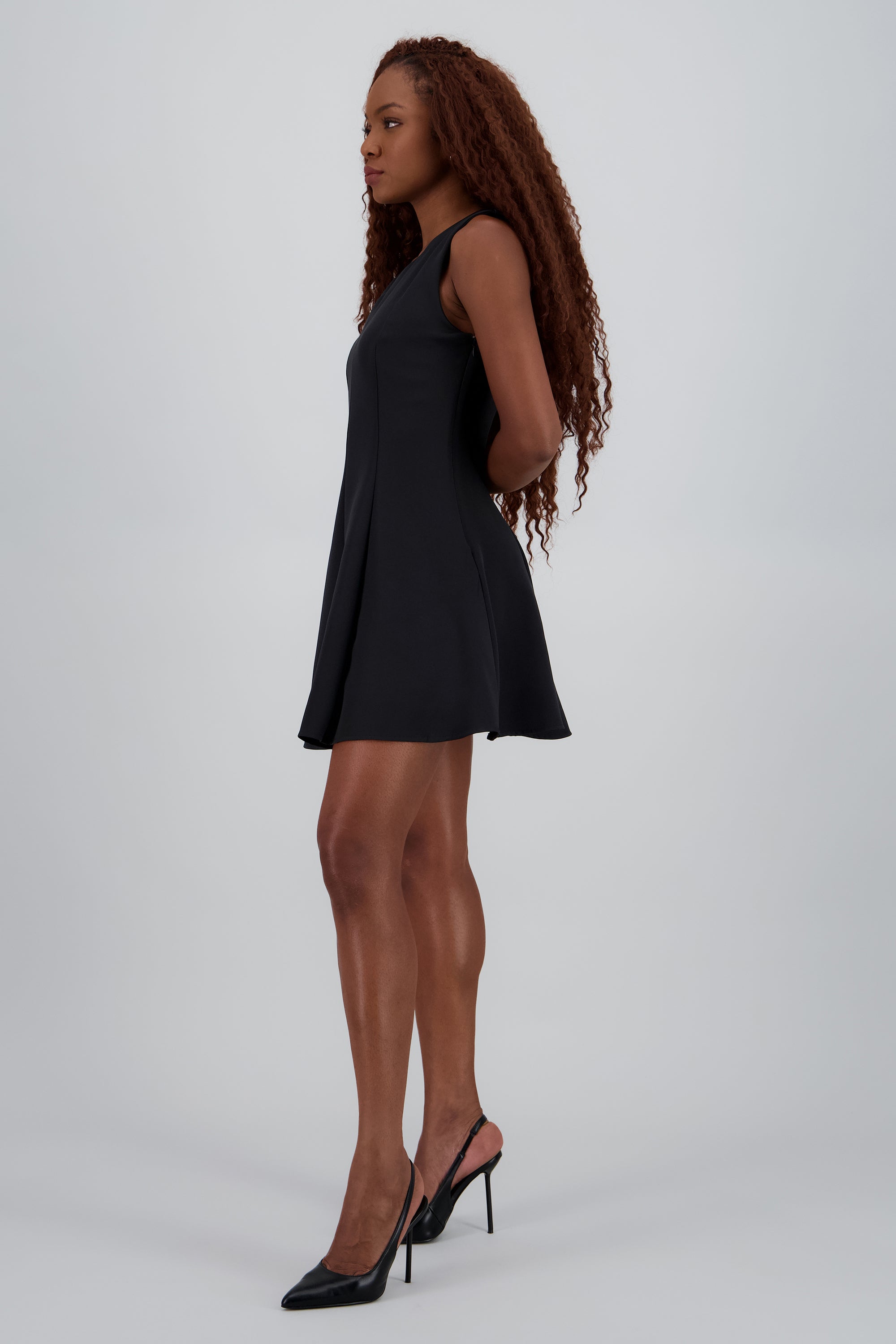 Vestido mini cortes con cuello redondo NEGRO