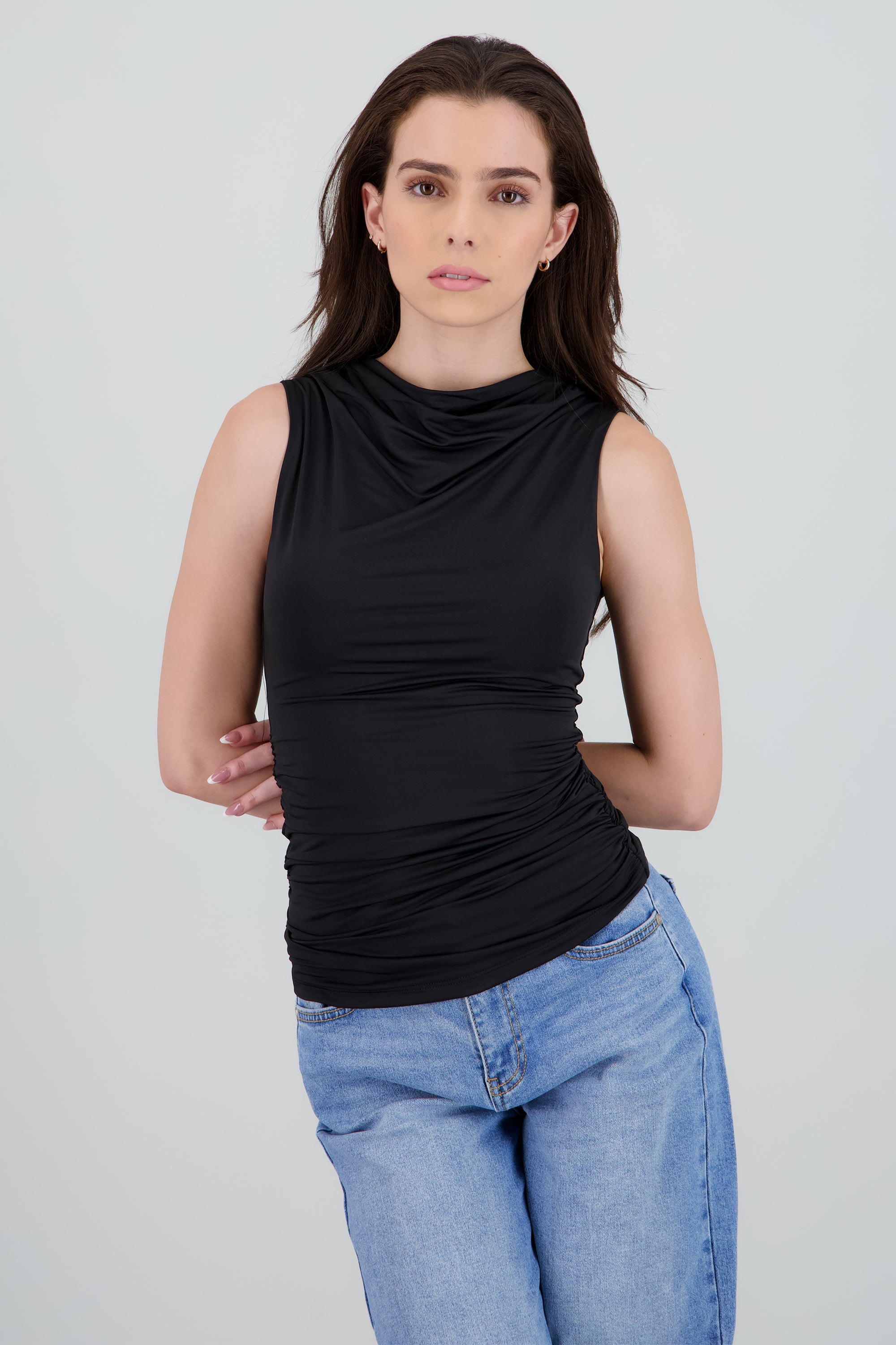 Top sin mangas cuello drapeado NEGRO