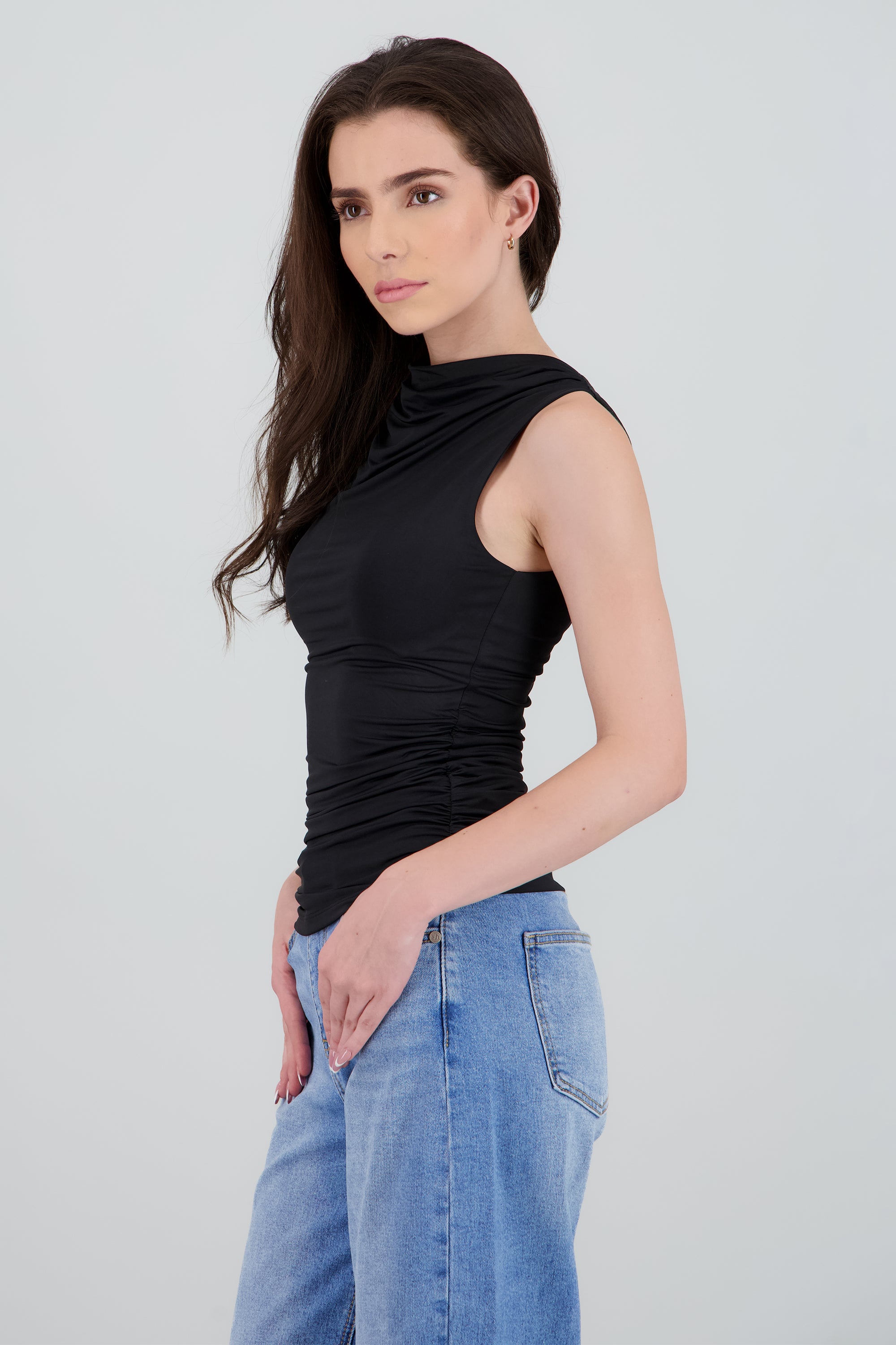 Top sin mangas cuello drapeado NEGRO