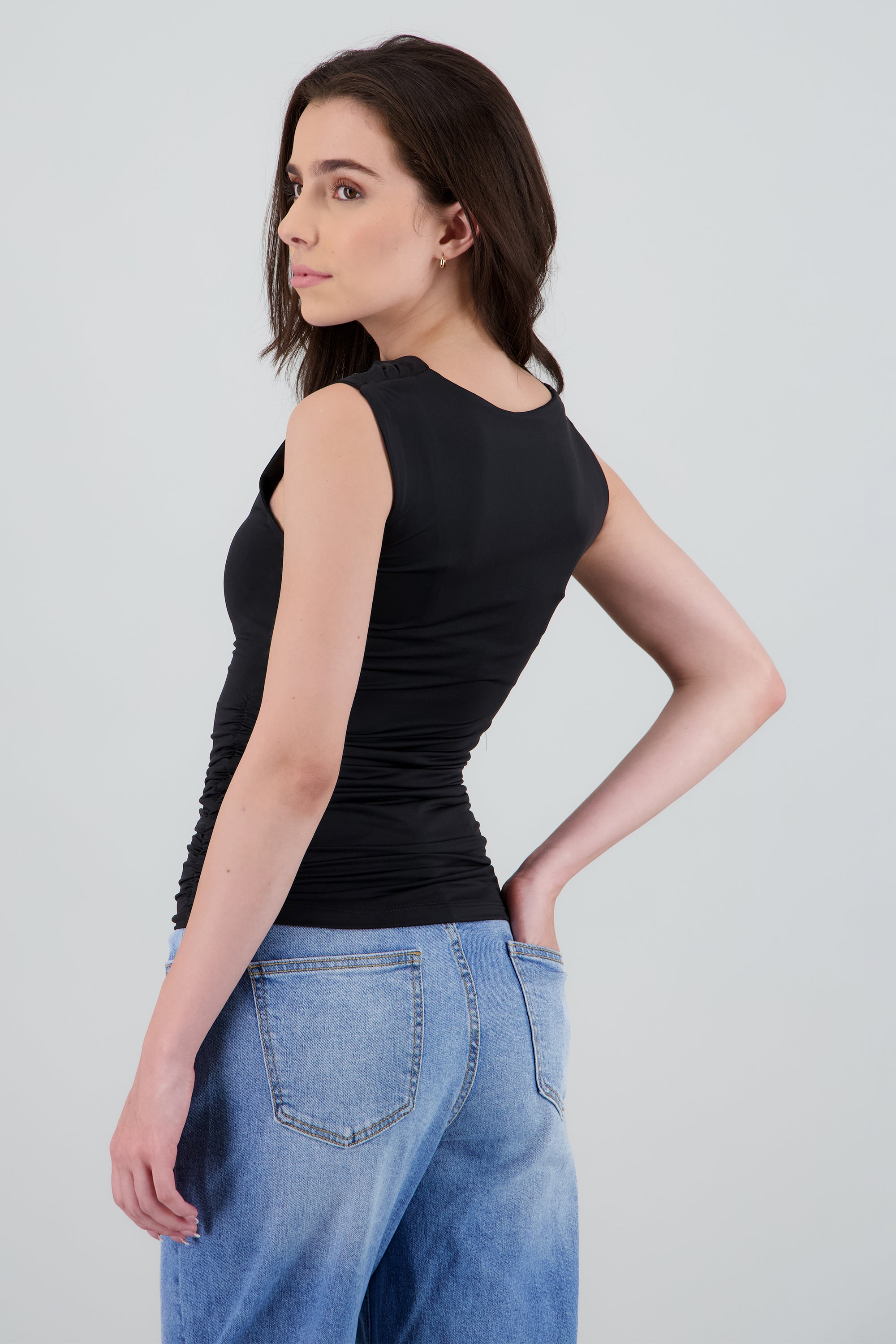 Top sin mangas cuello drapeado NEGRO
