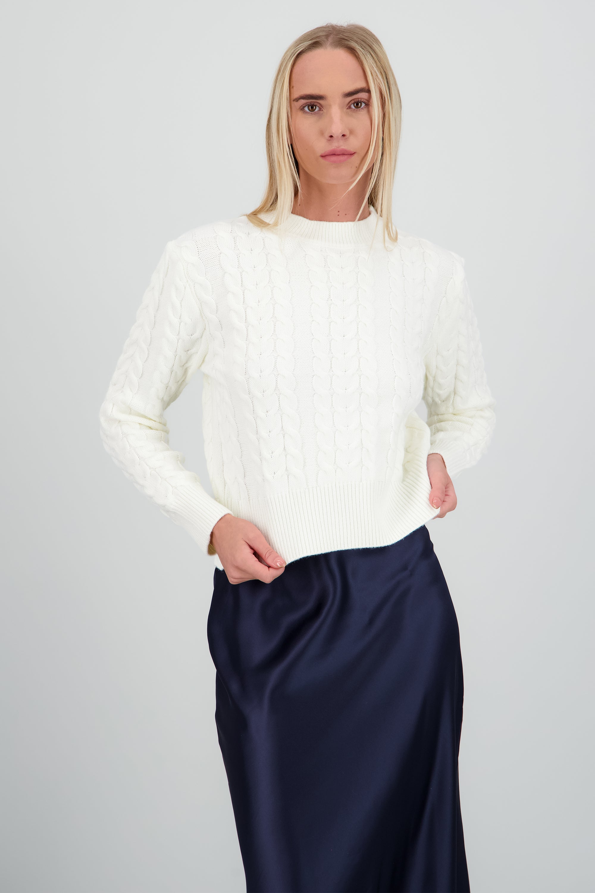 Sueter tejido detalle trenzado CREMA