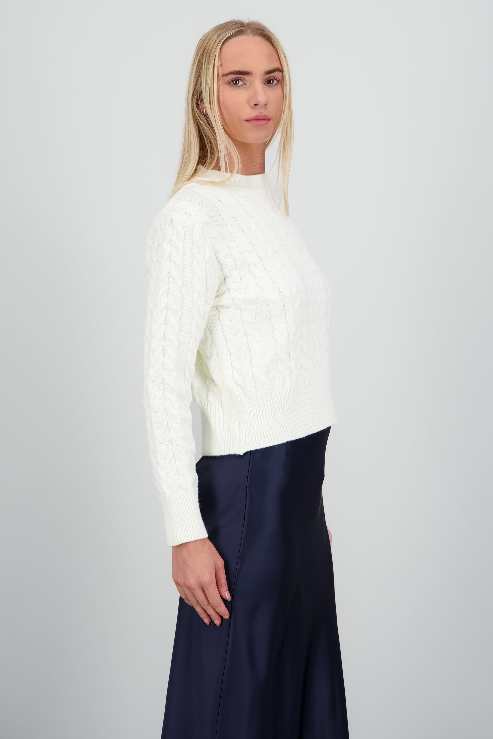 Sueter tejido detalle trenzado CREMA