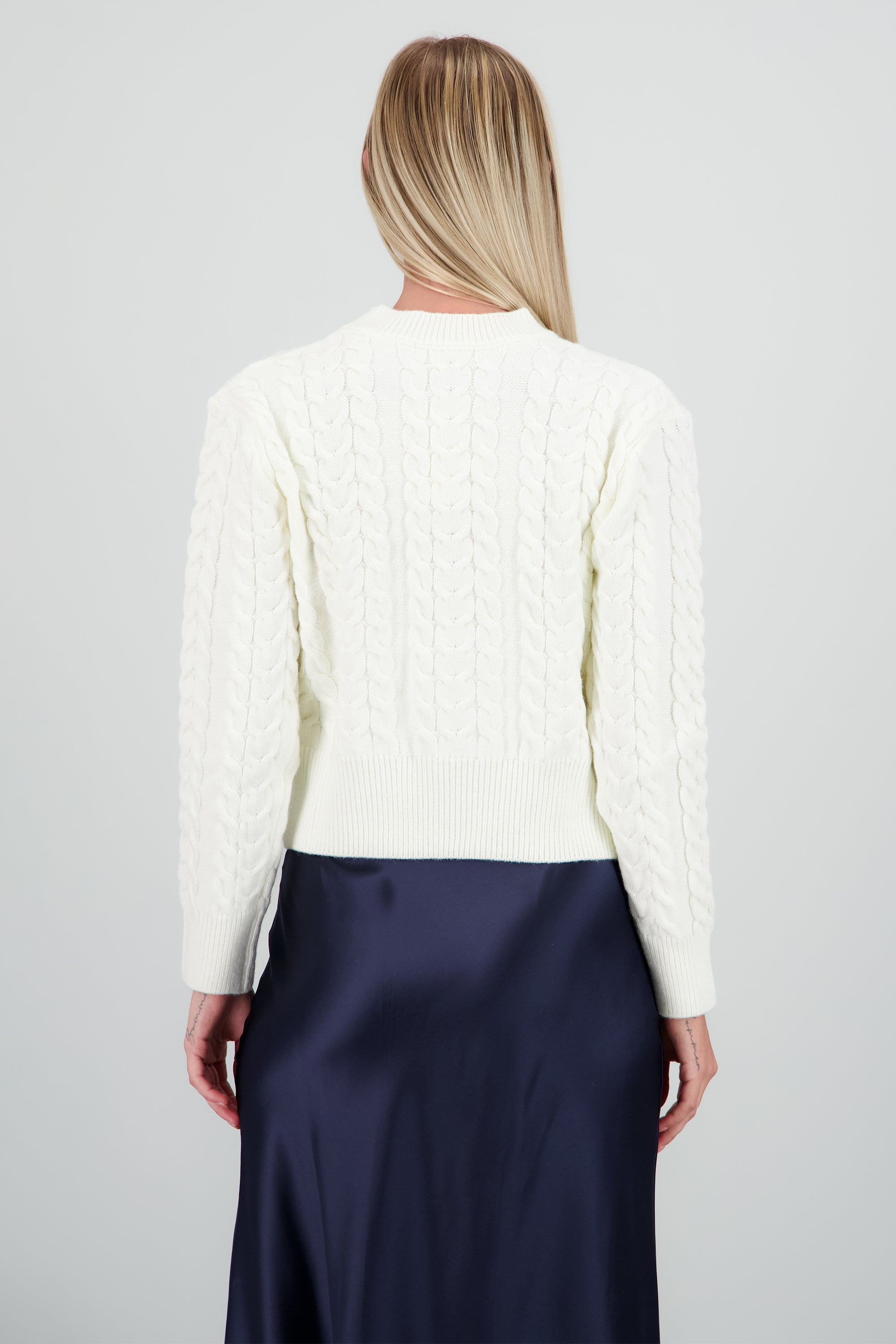 Sueter tejido detalle trenzado CREMA