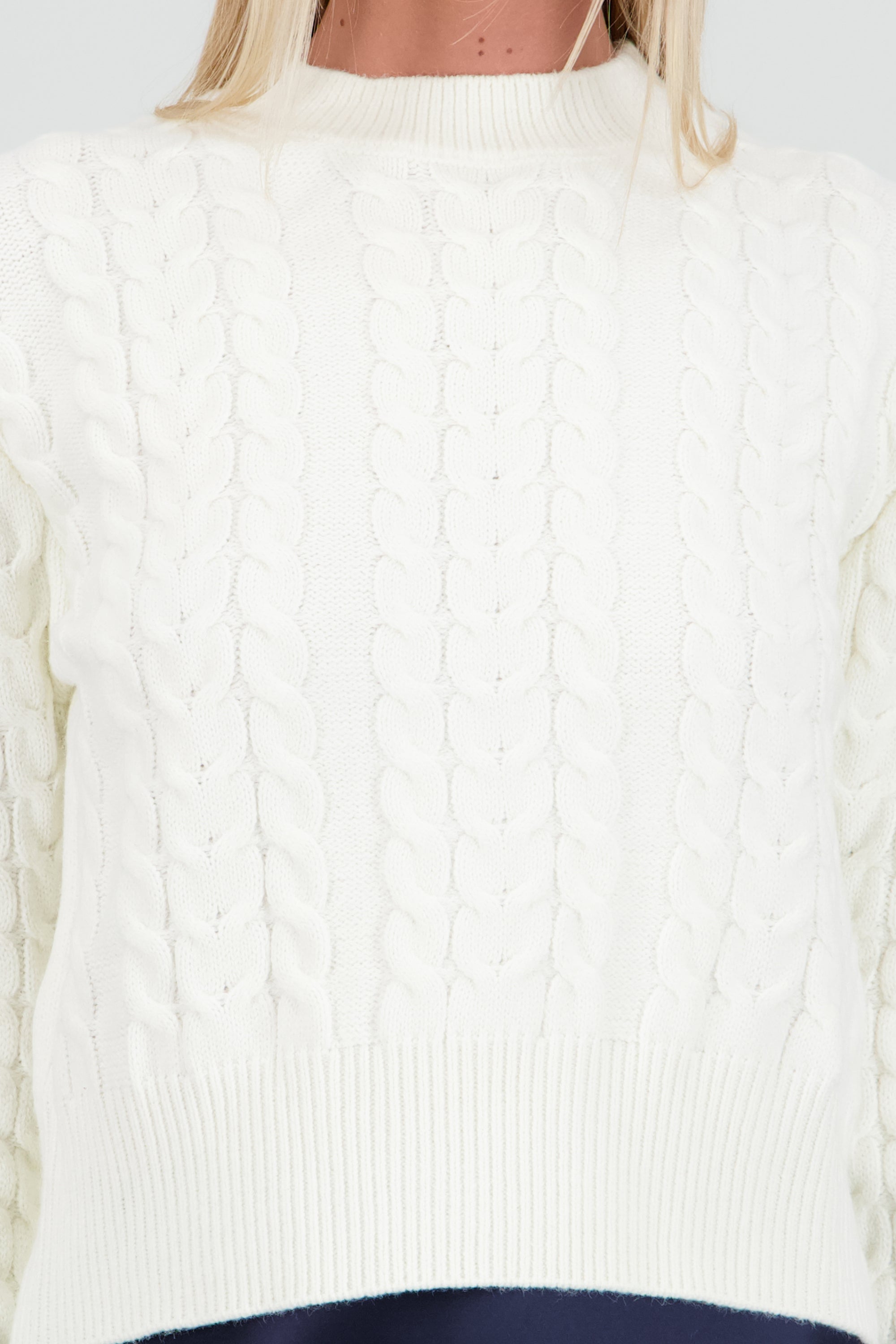 Sueter tejido detalle trenzado CREMA