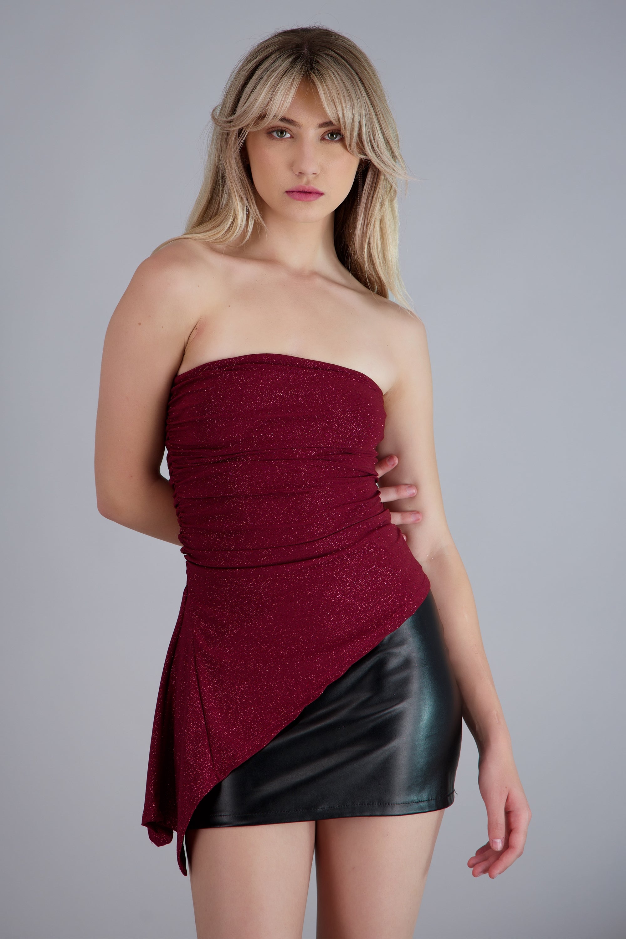 Top asimetrico brillos VINO