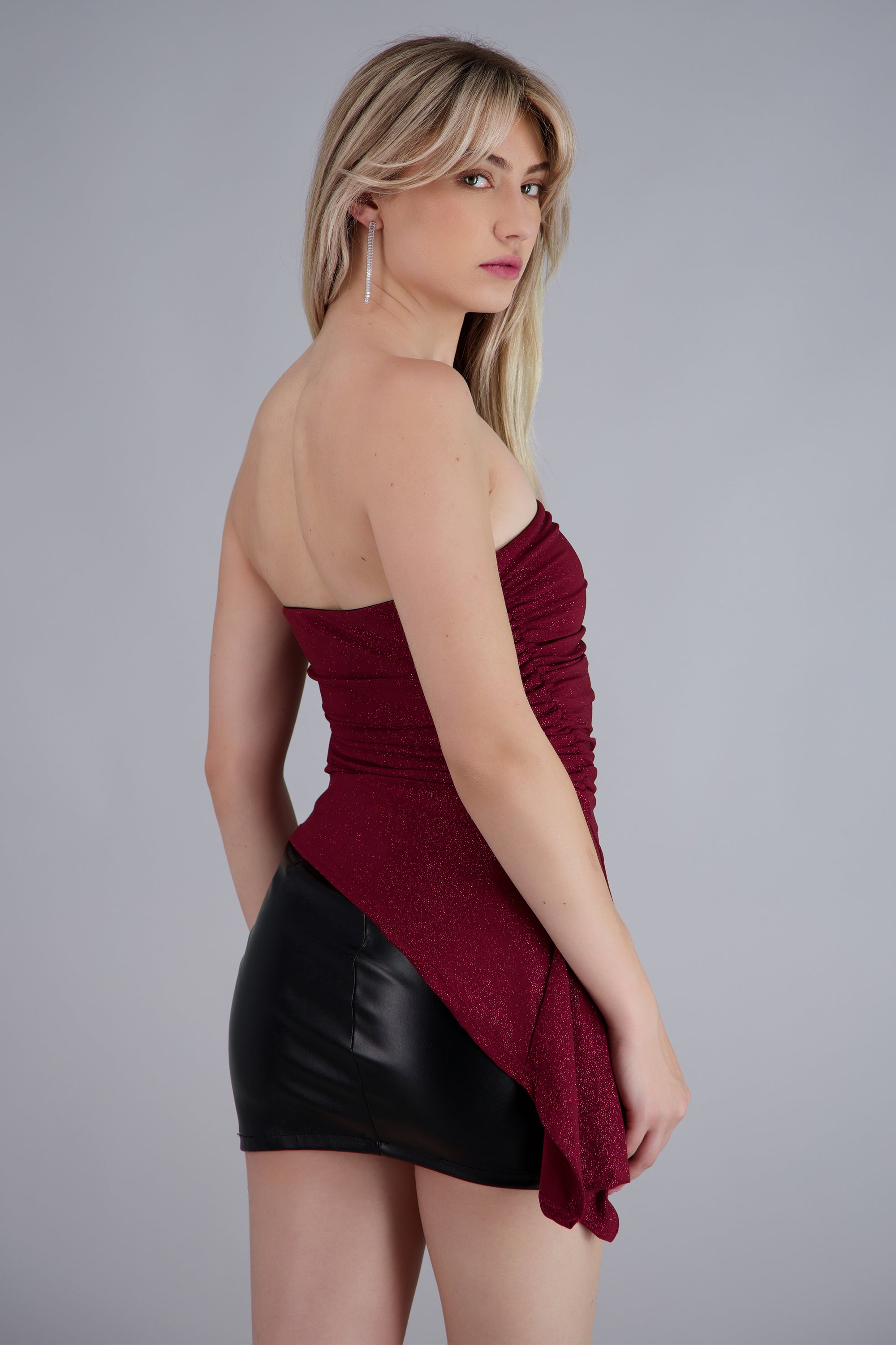 Top asimetrico brillos VINO