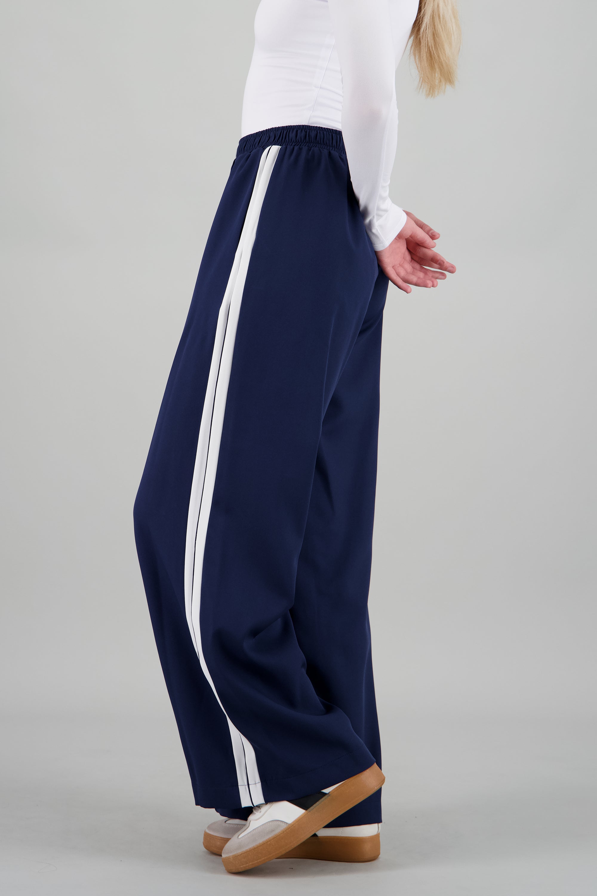 Pantalon amplio resorte detalle lineas MARINO