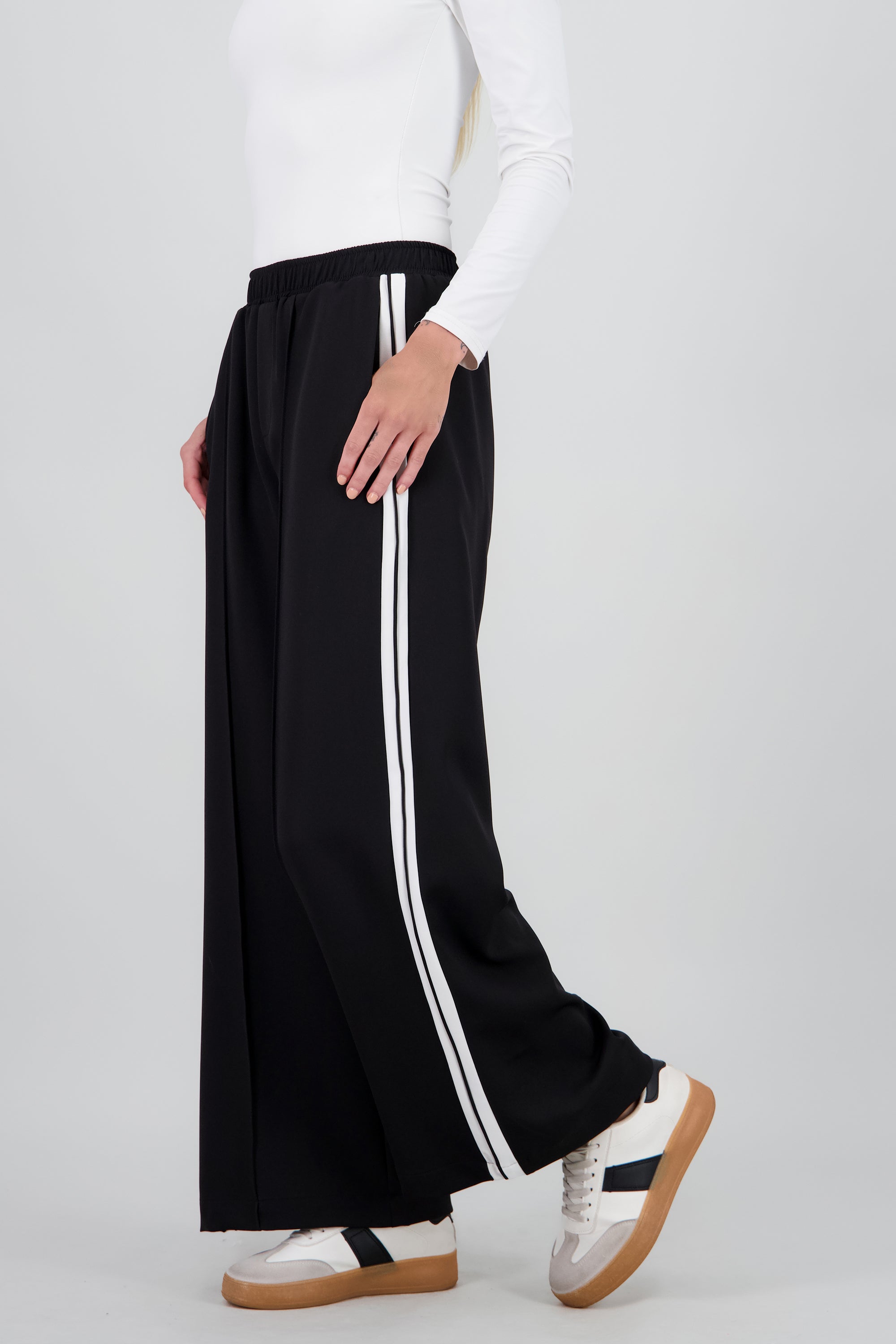 Pantalon amplio resorte detalle lineas NEGRO