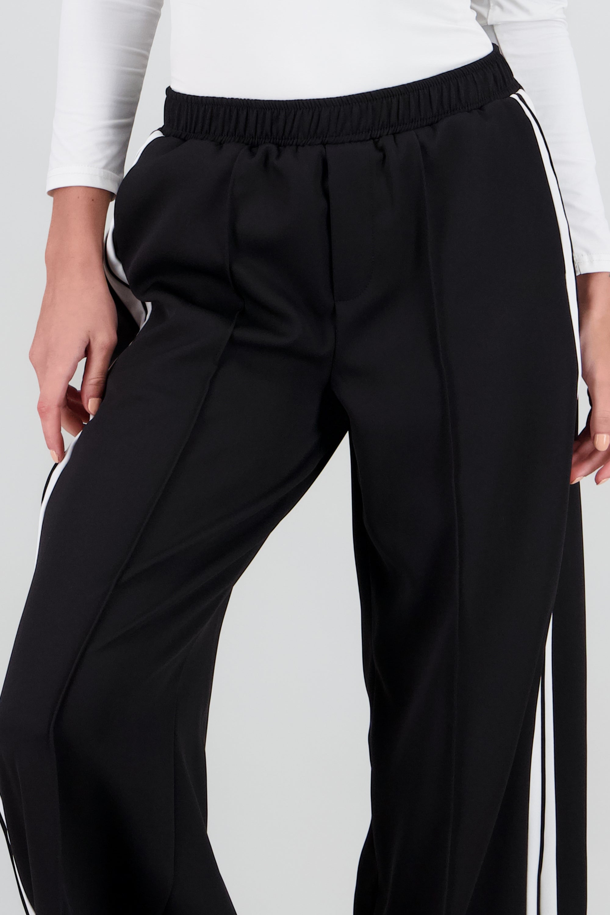 Pantalon amplio resorte detalle lineas NEGRO