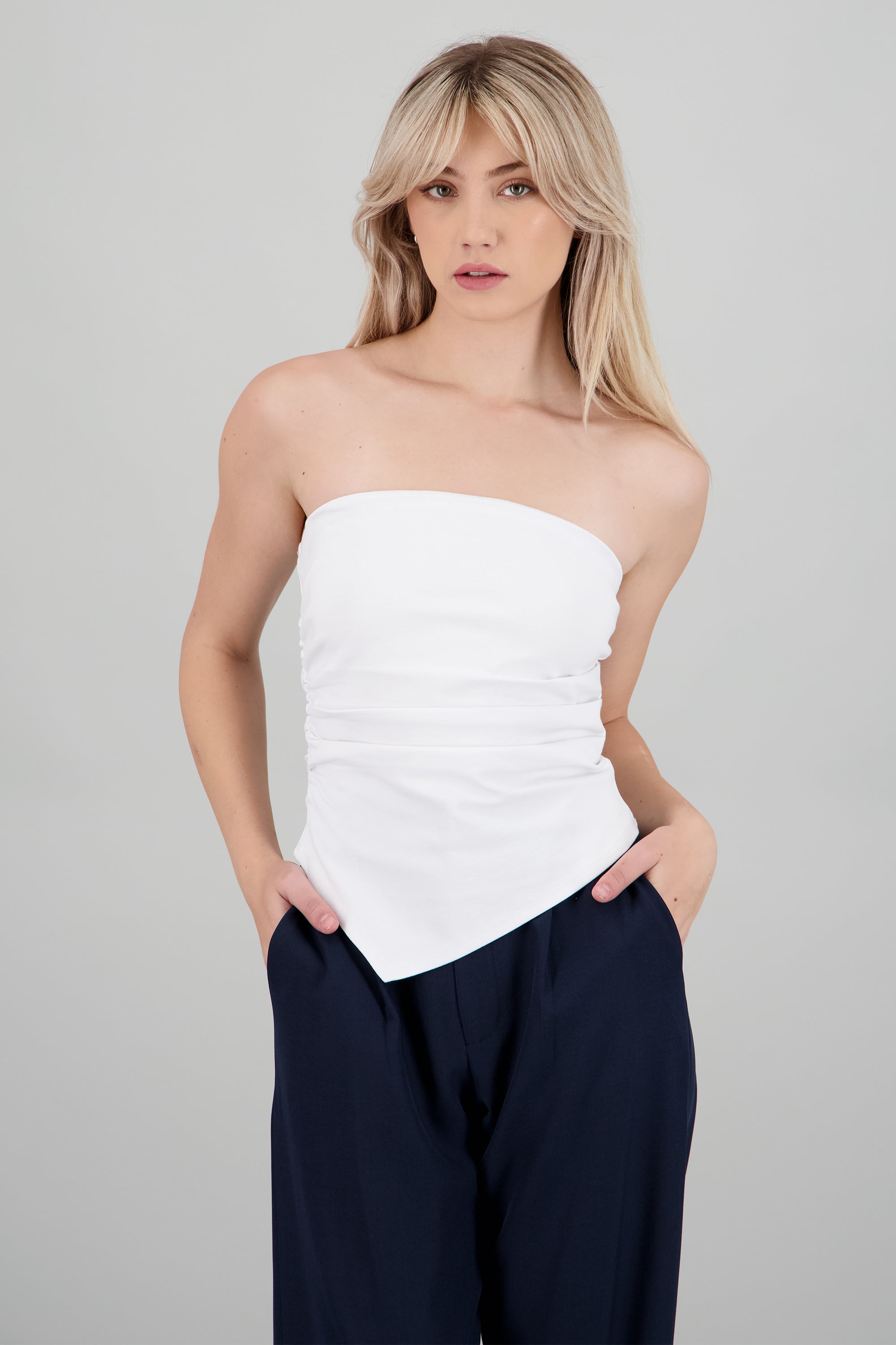 Top liso asimetrico drapeado BLANCO