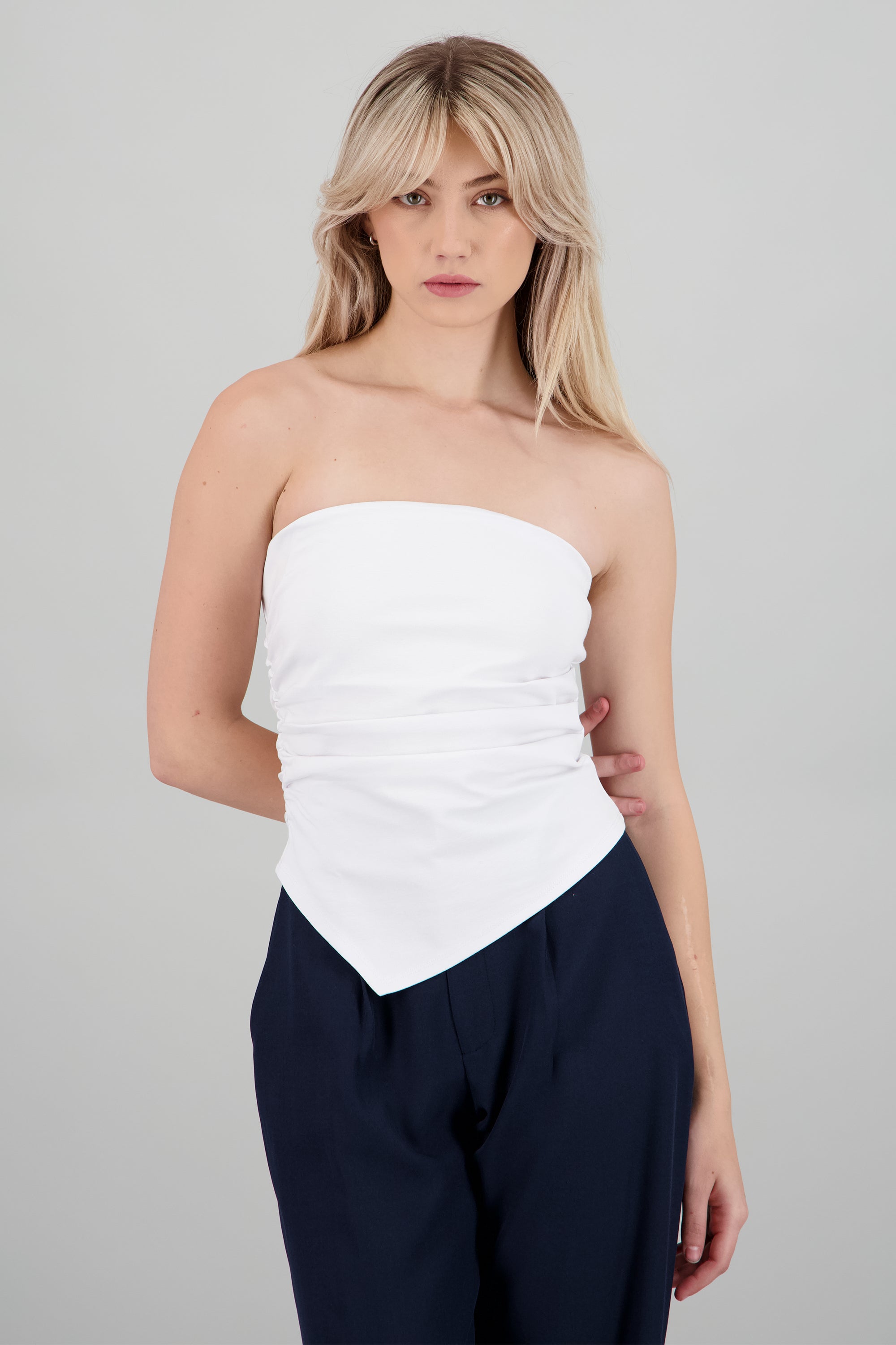 Top liso asimetrico drapeado BLANCO