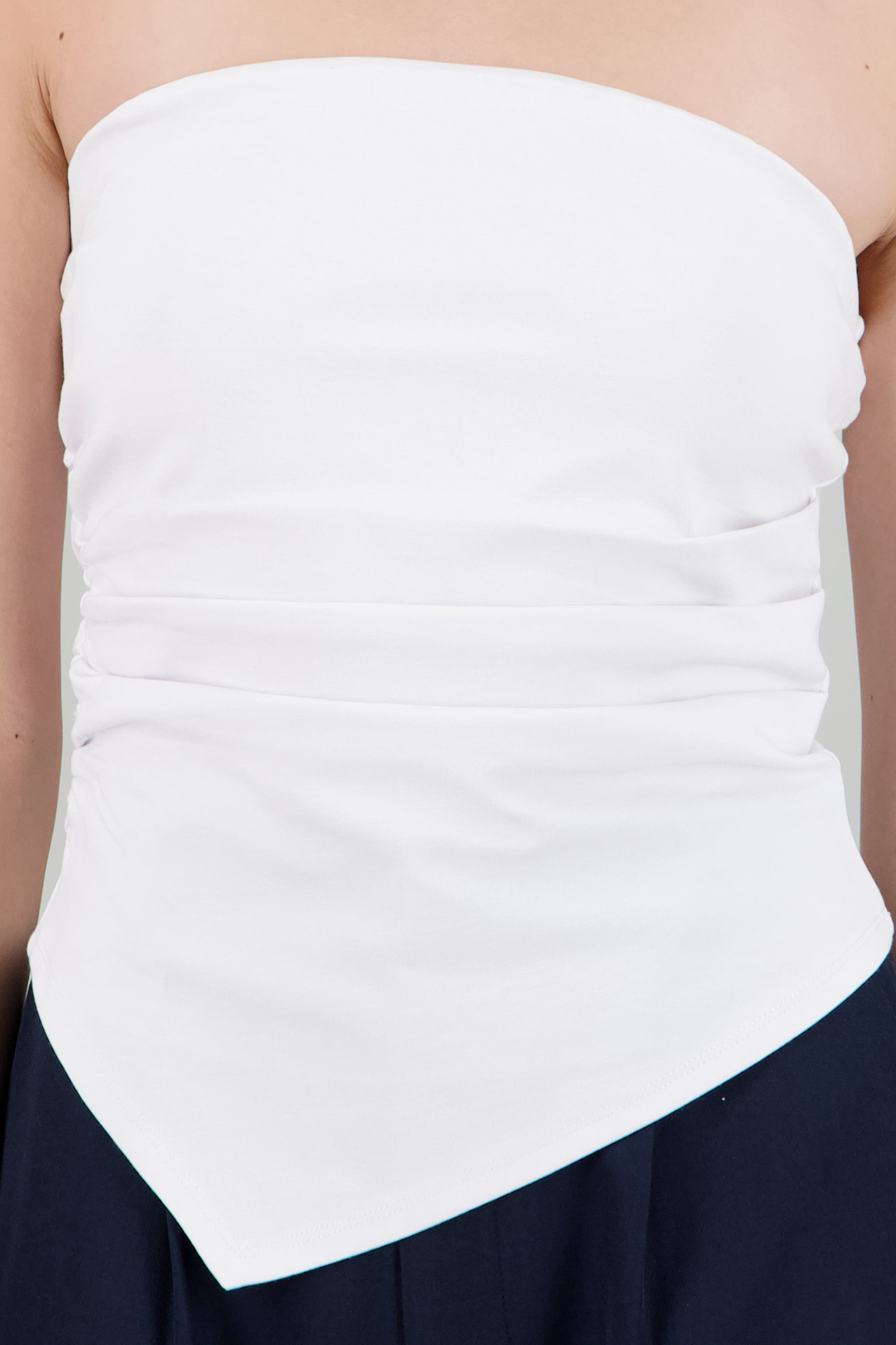 Top liso asimetrico drapeado BLANCO