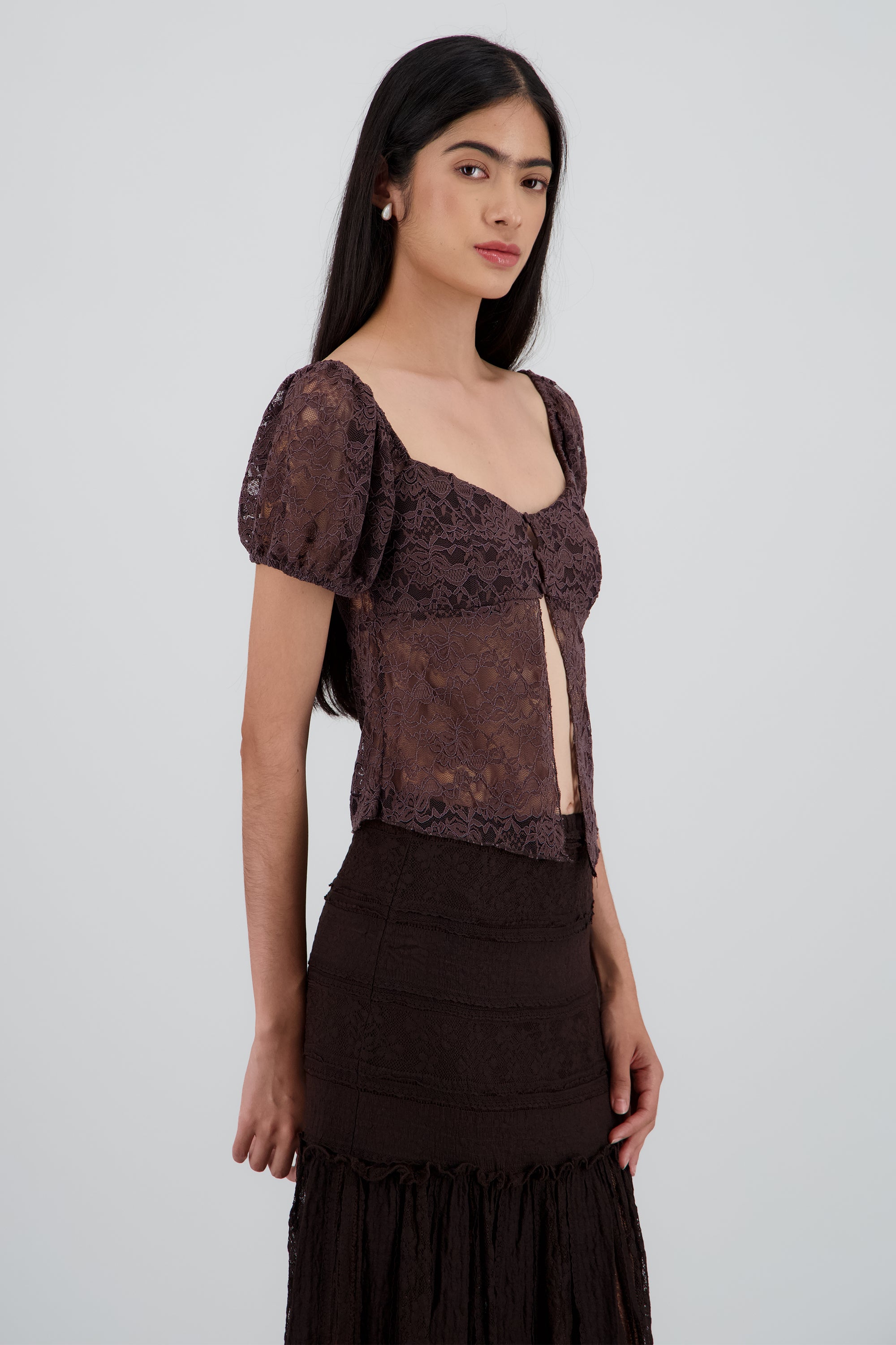 Blusa encaje manga corta detalle botones CHOCOLATE