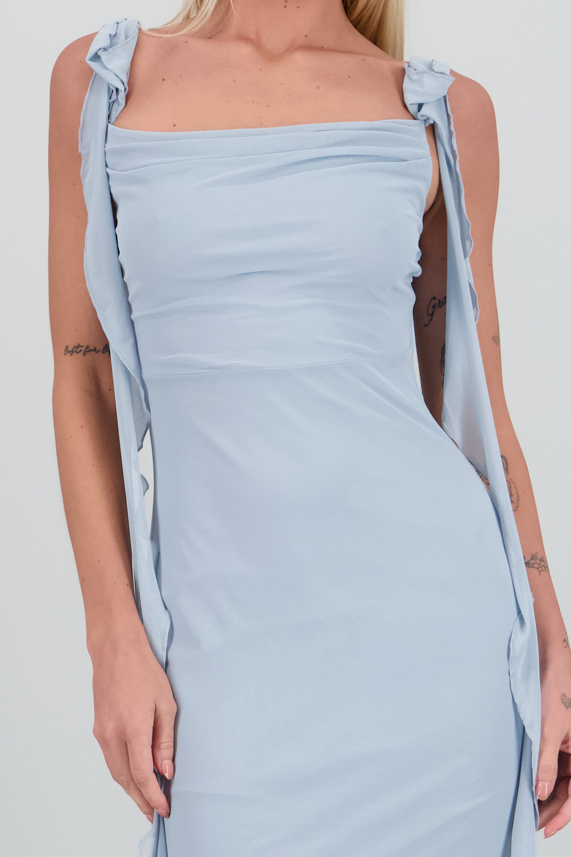 Vestido maxi detalle ruffles AZUL PASTEL