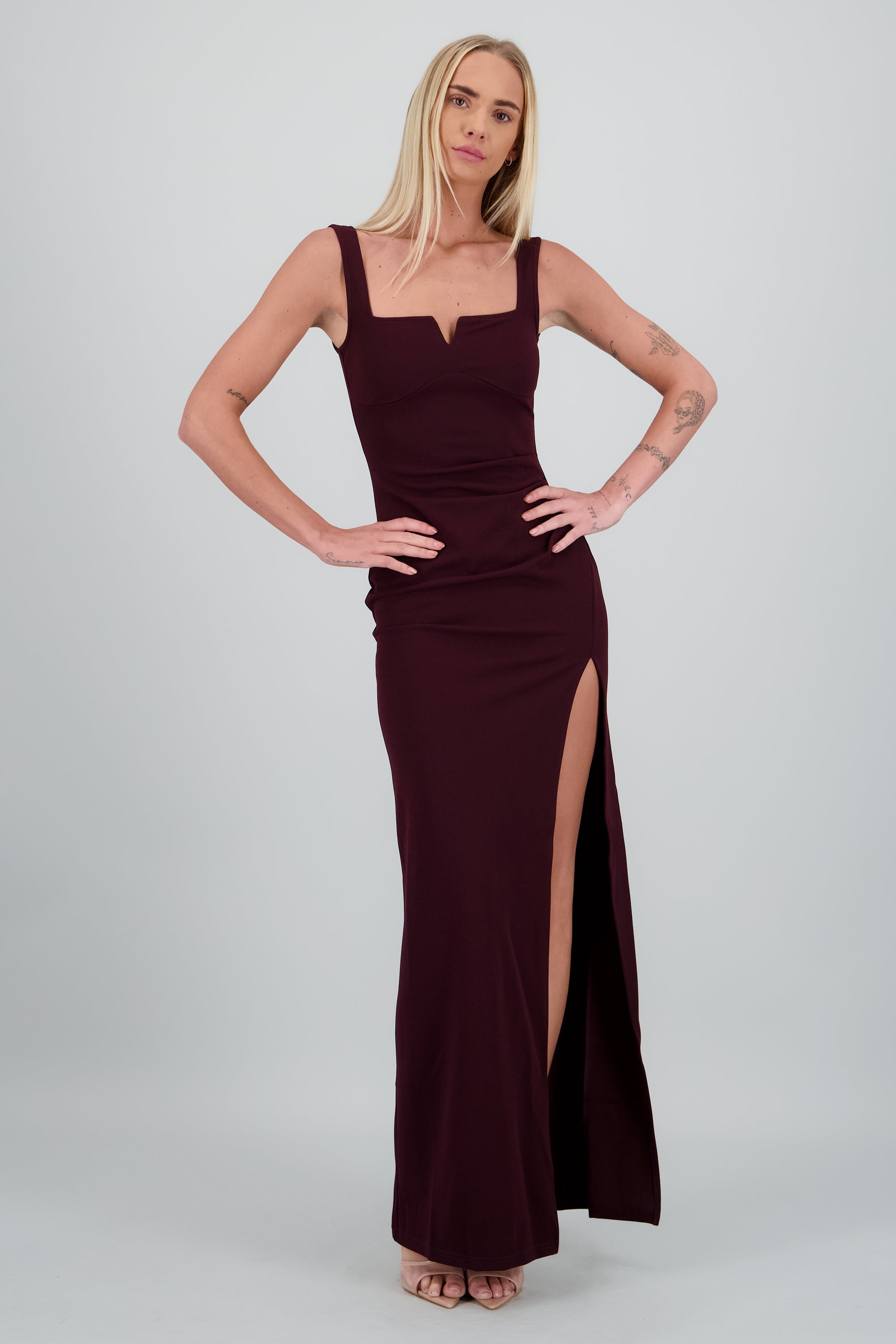 Vestido maxi detalle costado VINO