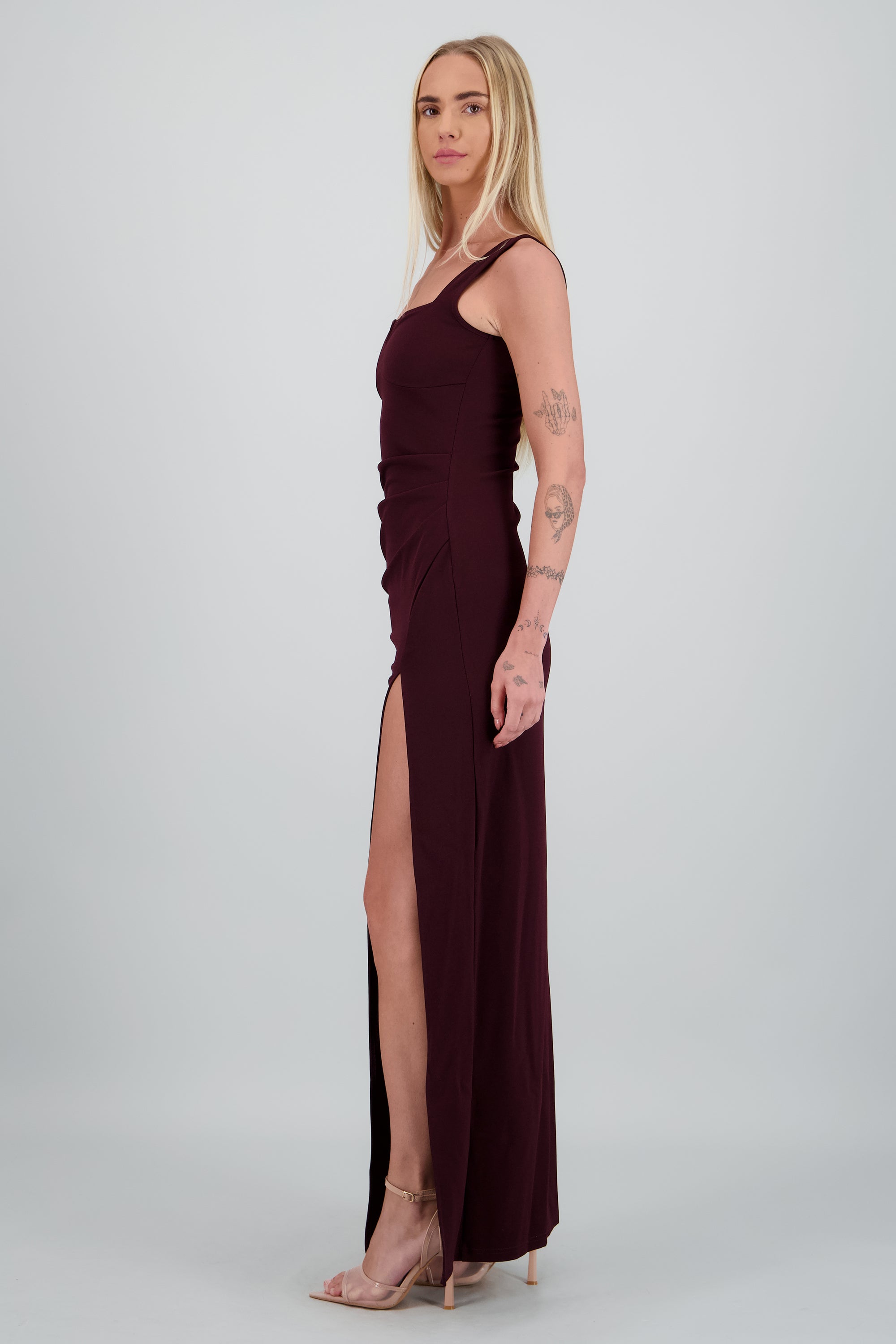 Vestido maxi detalle costado VINO