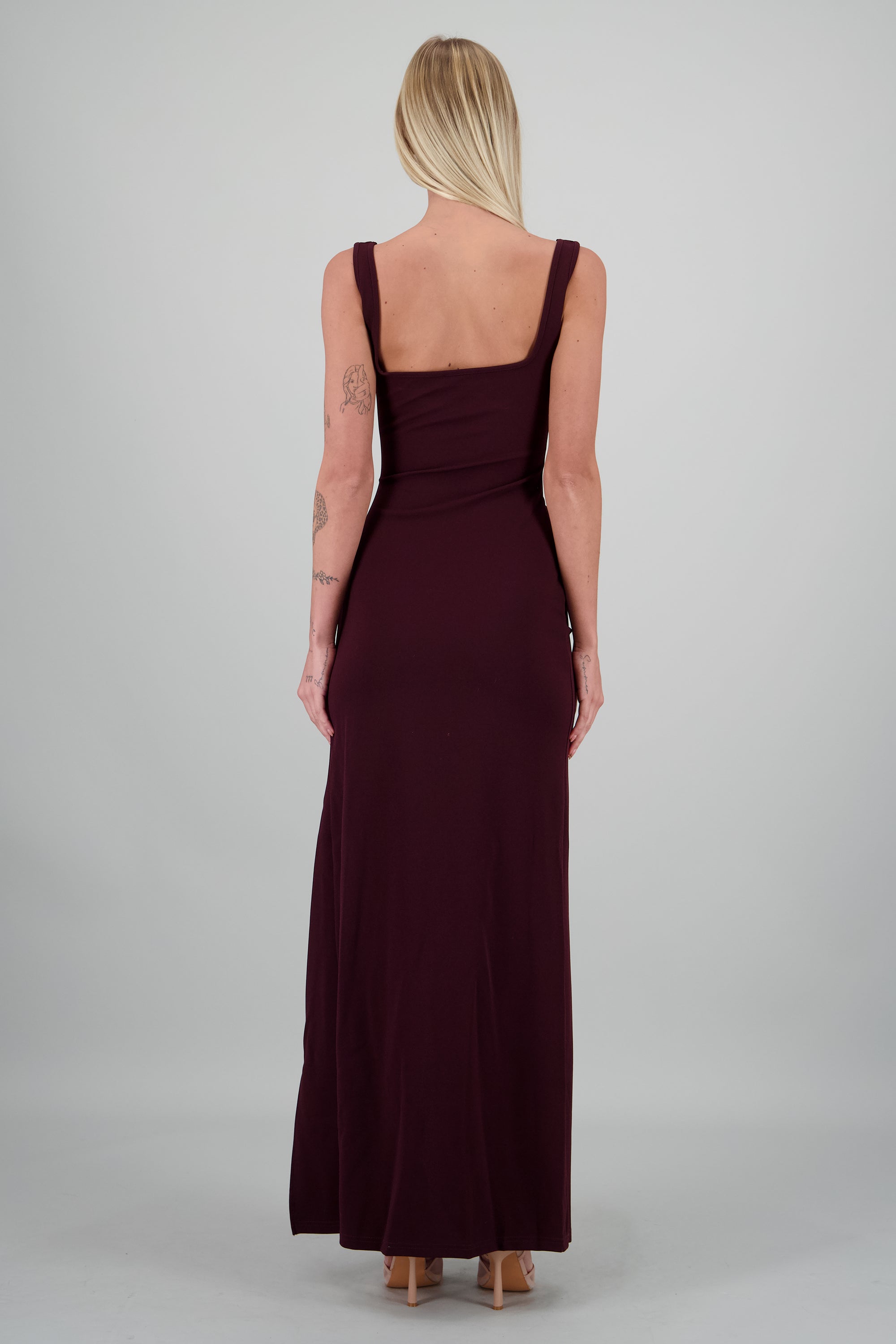 Vestido maxi detalle costado VINO