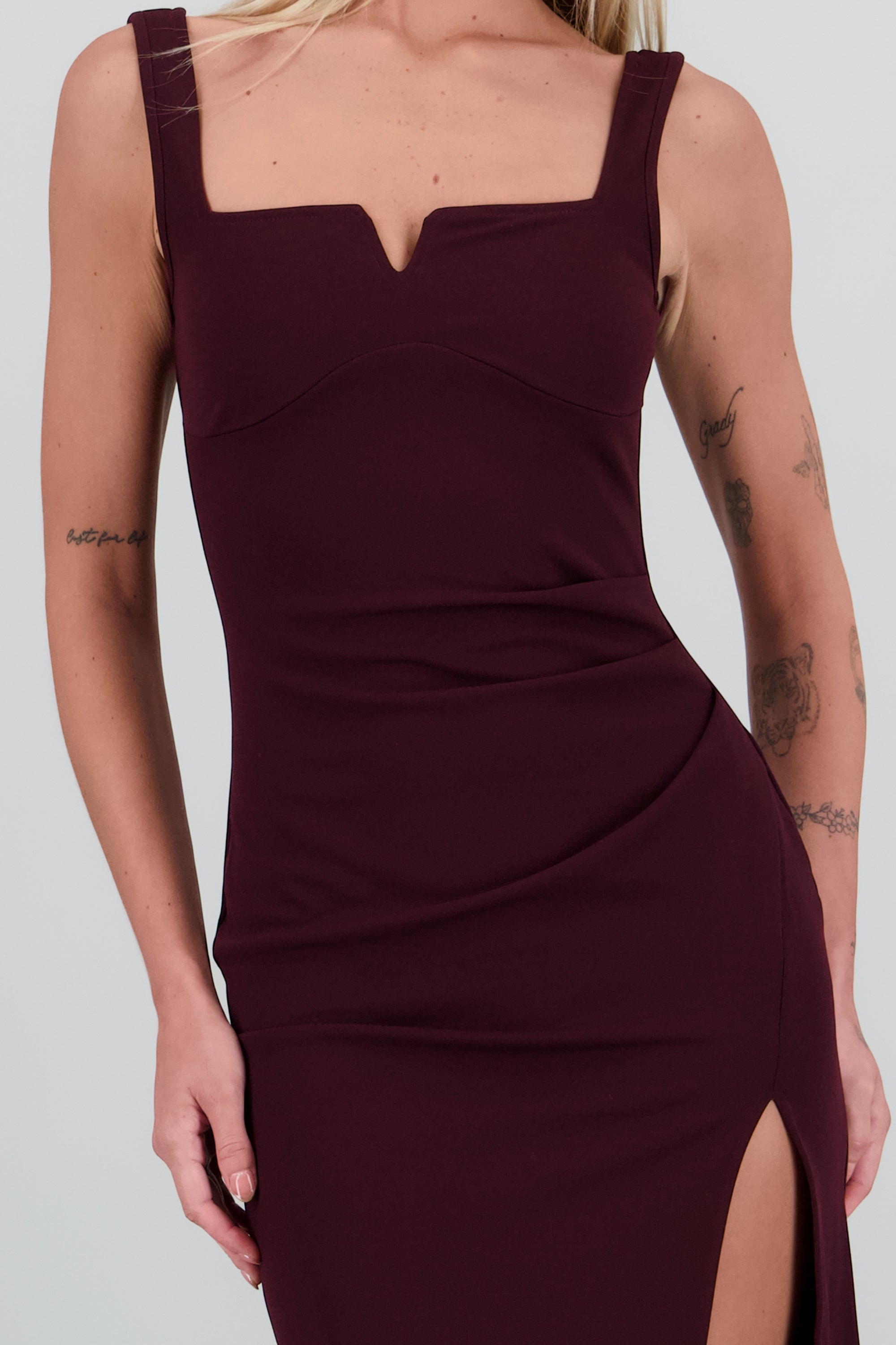 Vestido maxi detalle costado VINO