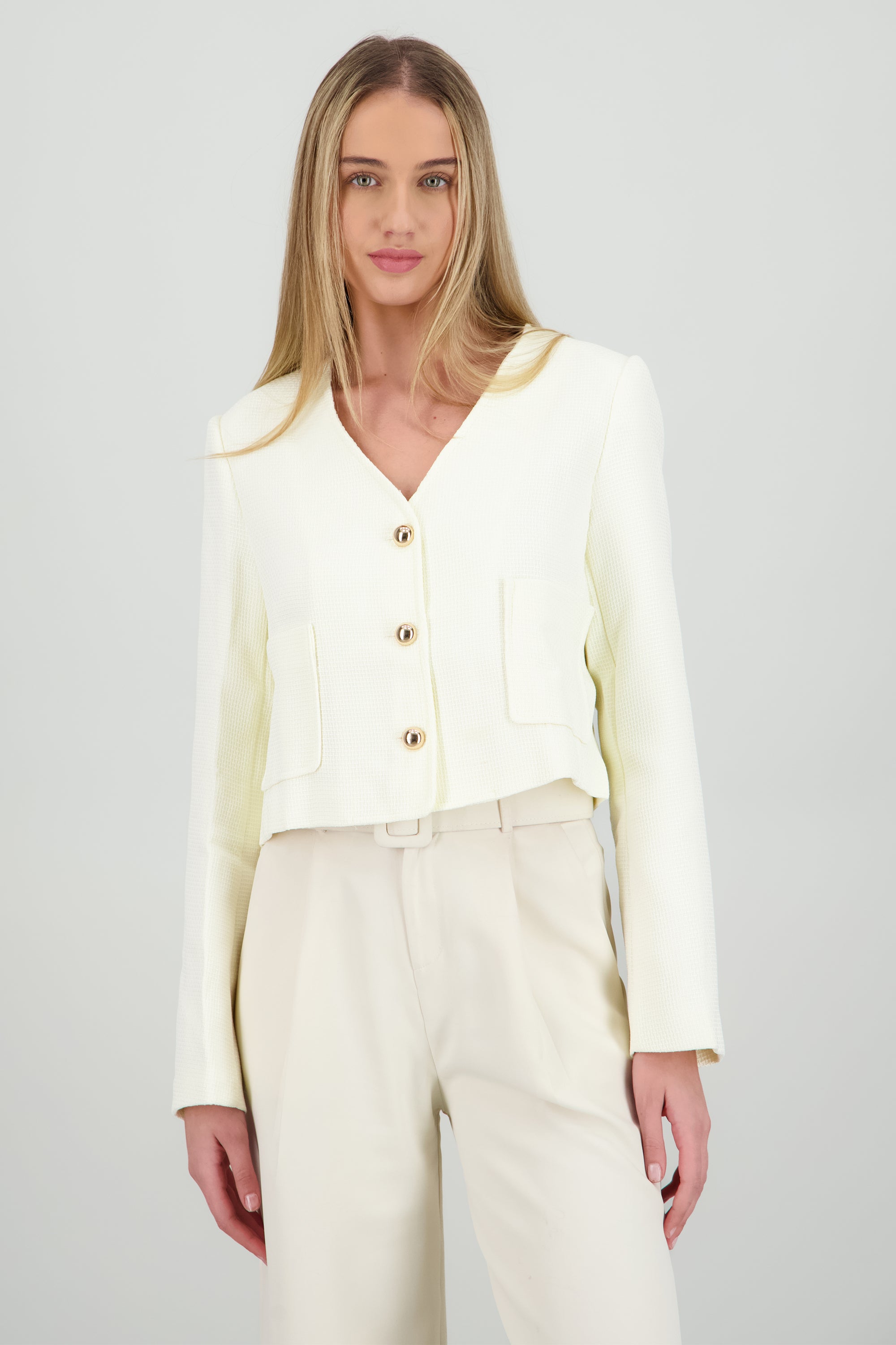 Saco cuello V detalle botones HUESO