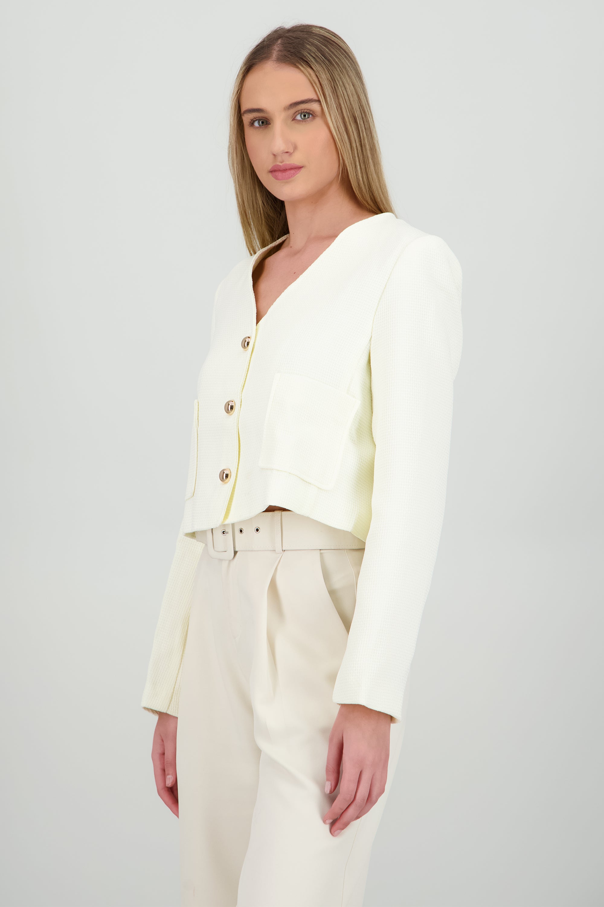 Saco cuello V detalle botones HUESO