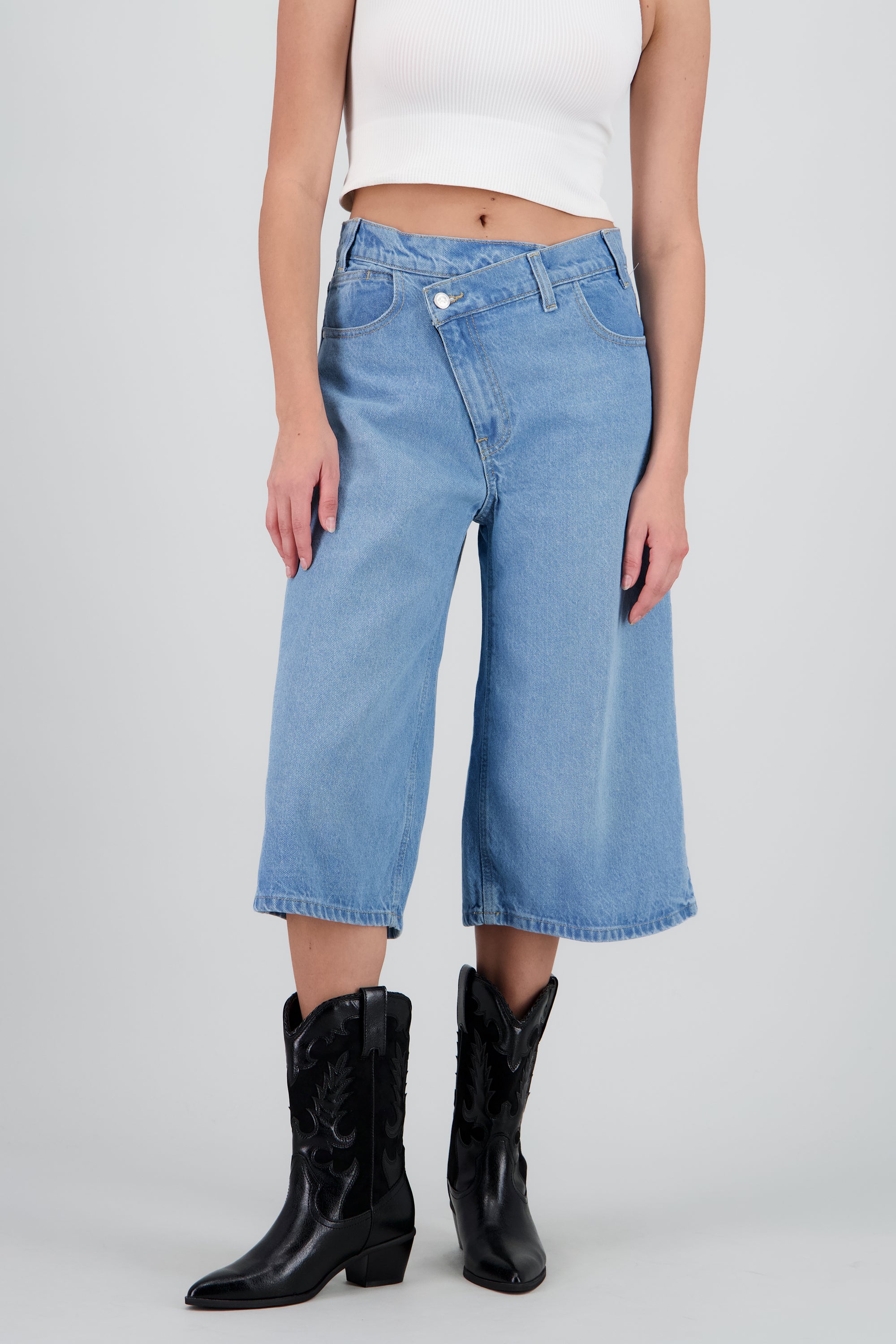 Bermuda baggy con pretina cruzada MEDIUM WASH