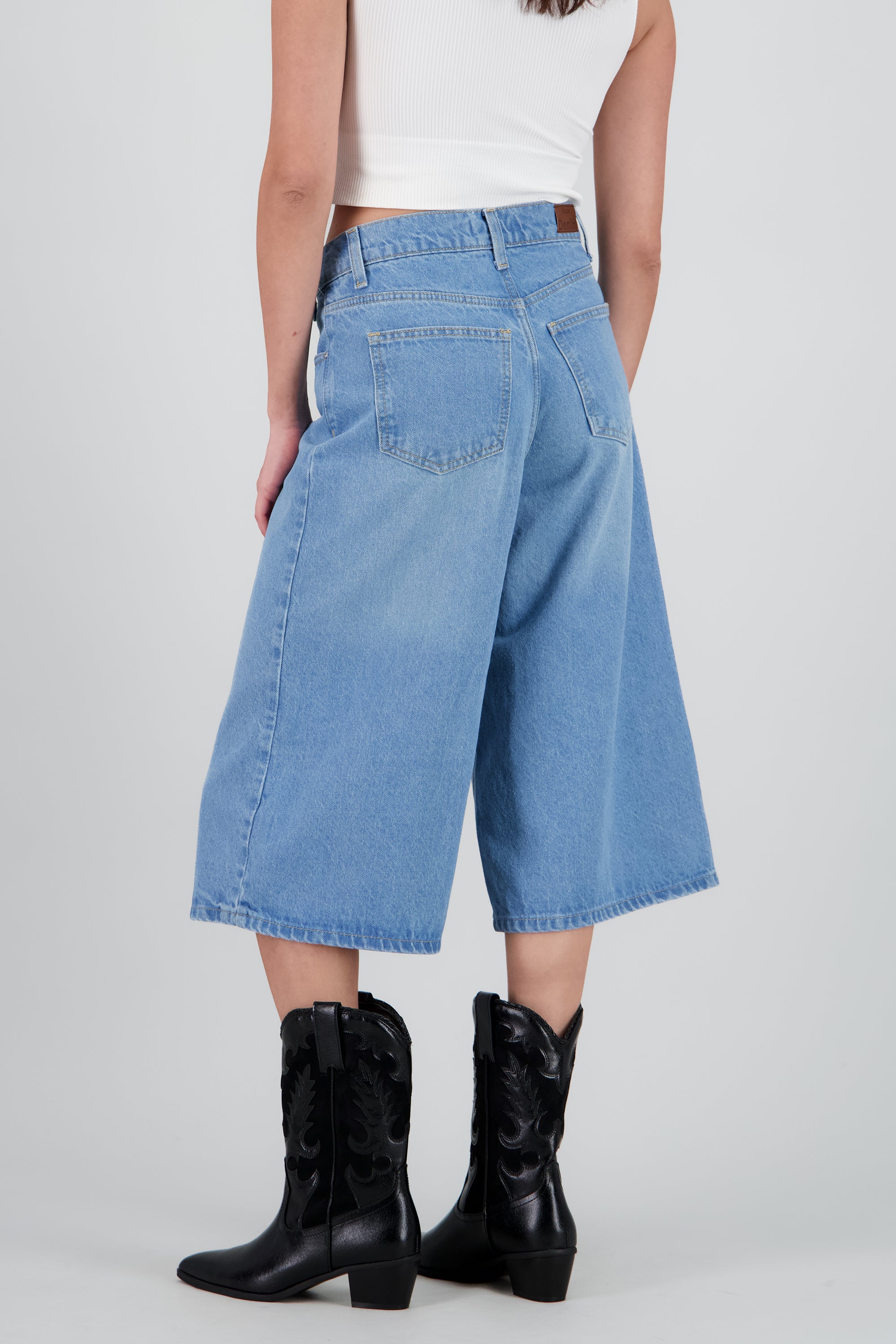 Bermuda baggy con pretina cruzada MEDIUM WASH