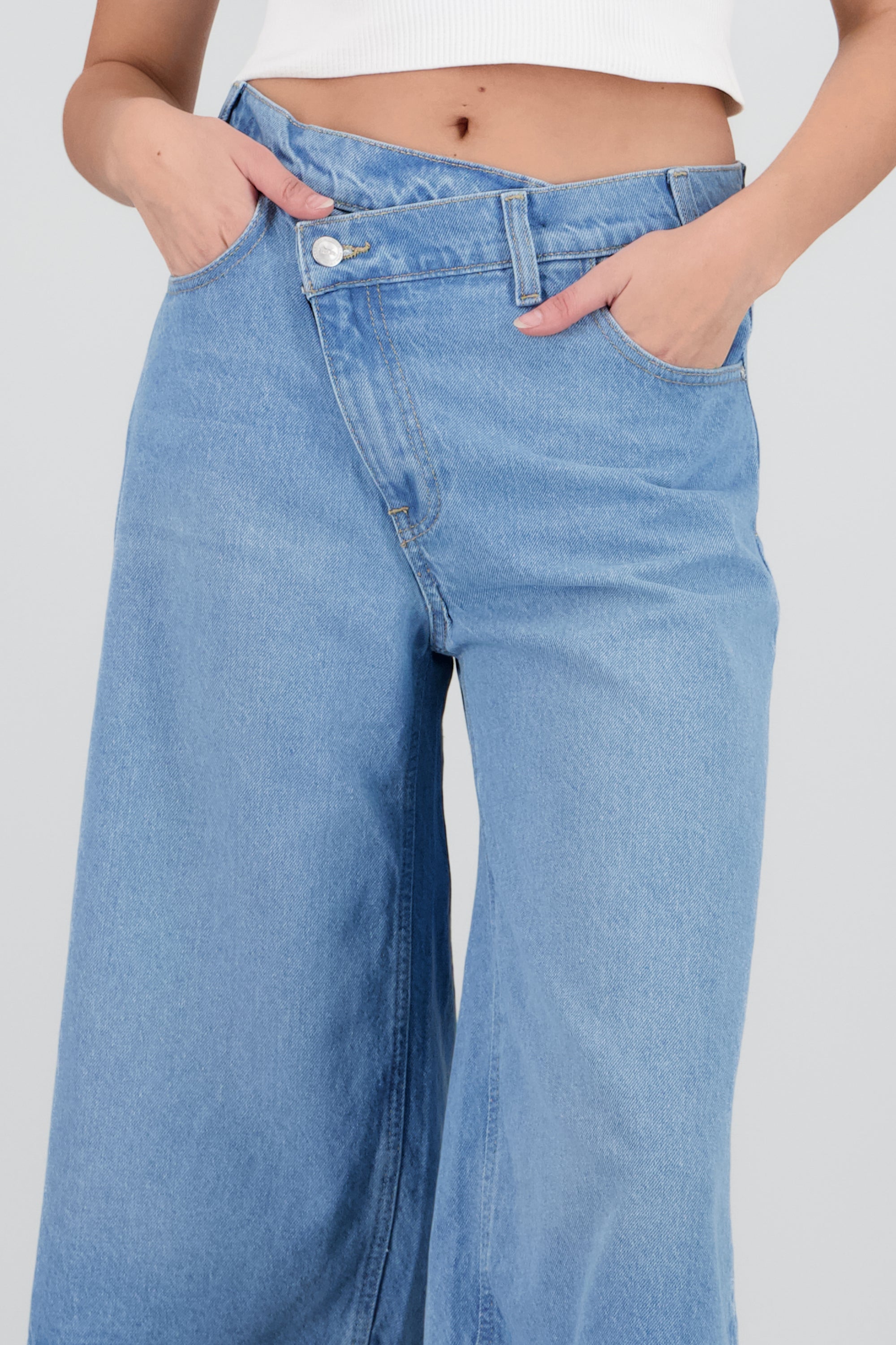 Bermuda baggy con pretina cruzada MEDIUM WASH