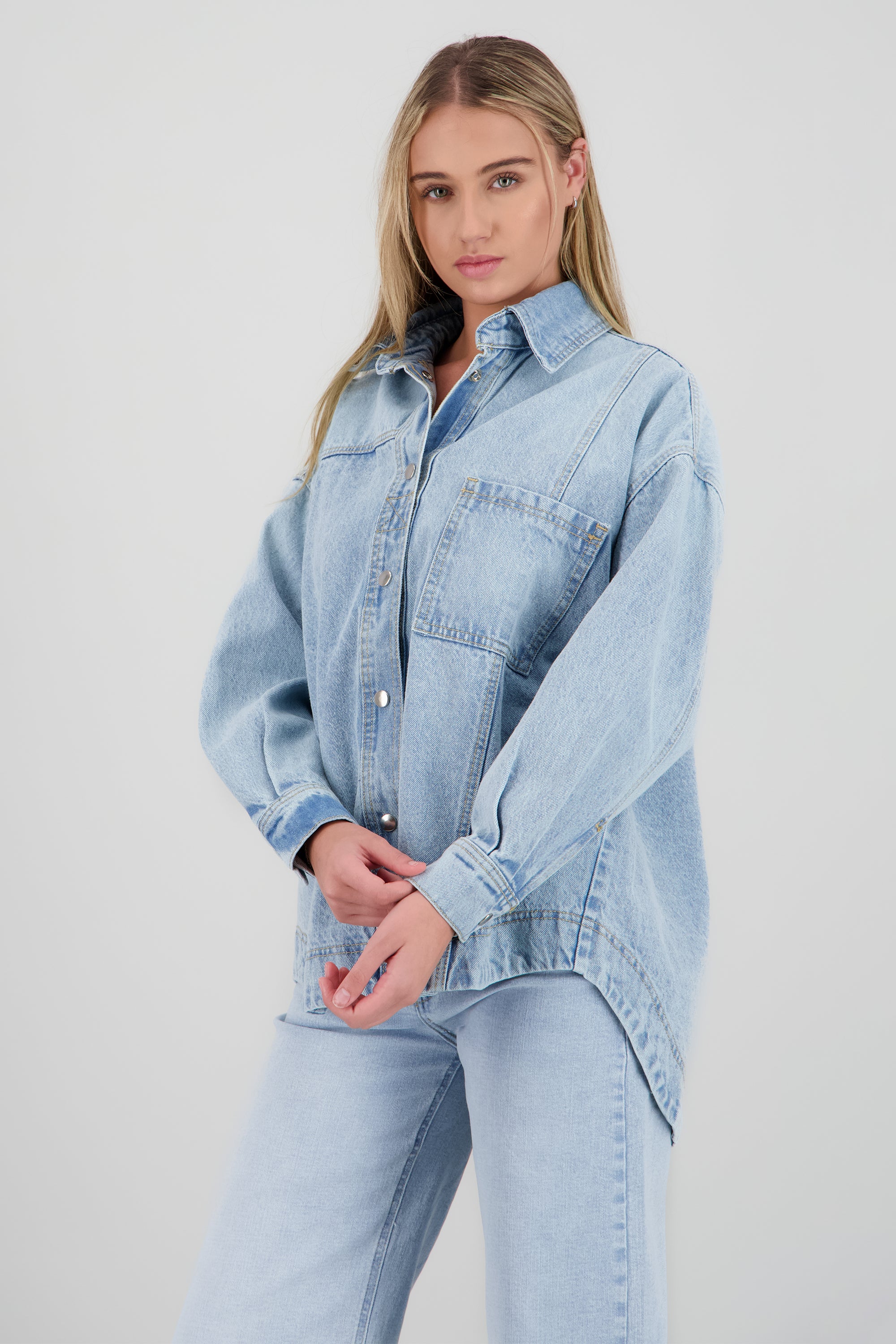 Chamarra oversize detalle bolsa LIGHT WASH