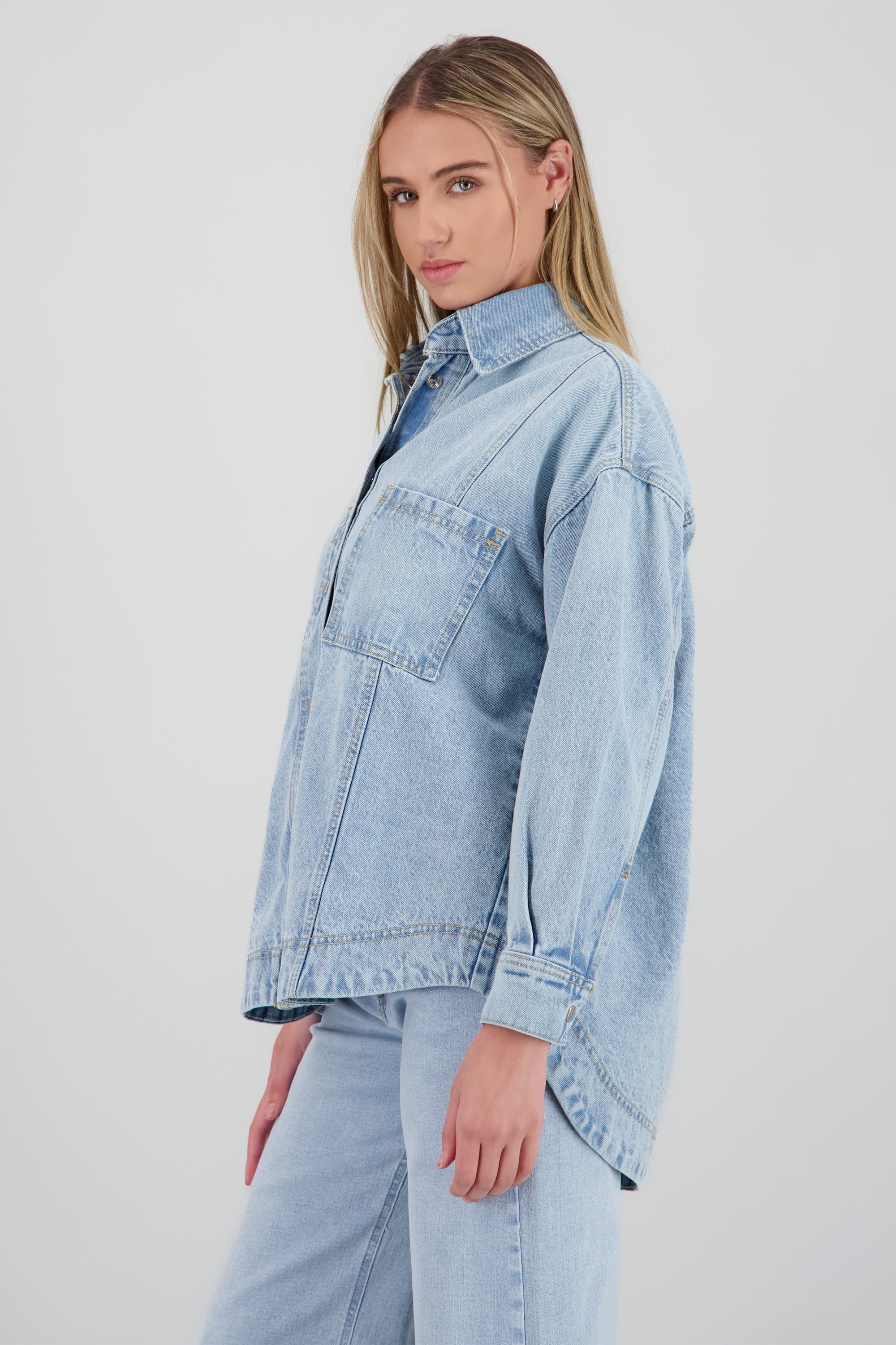 Chamarra oversize detalle bolsa LIGHT WASH