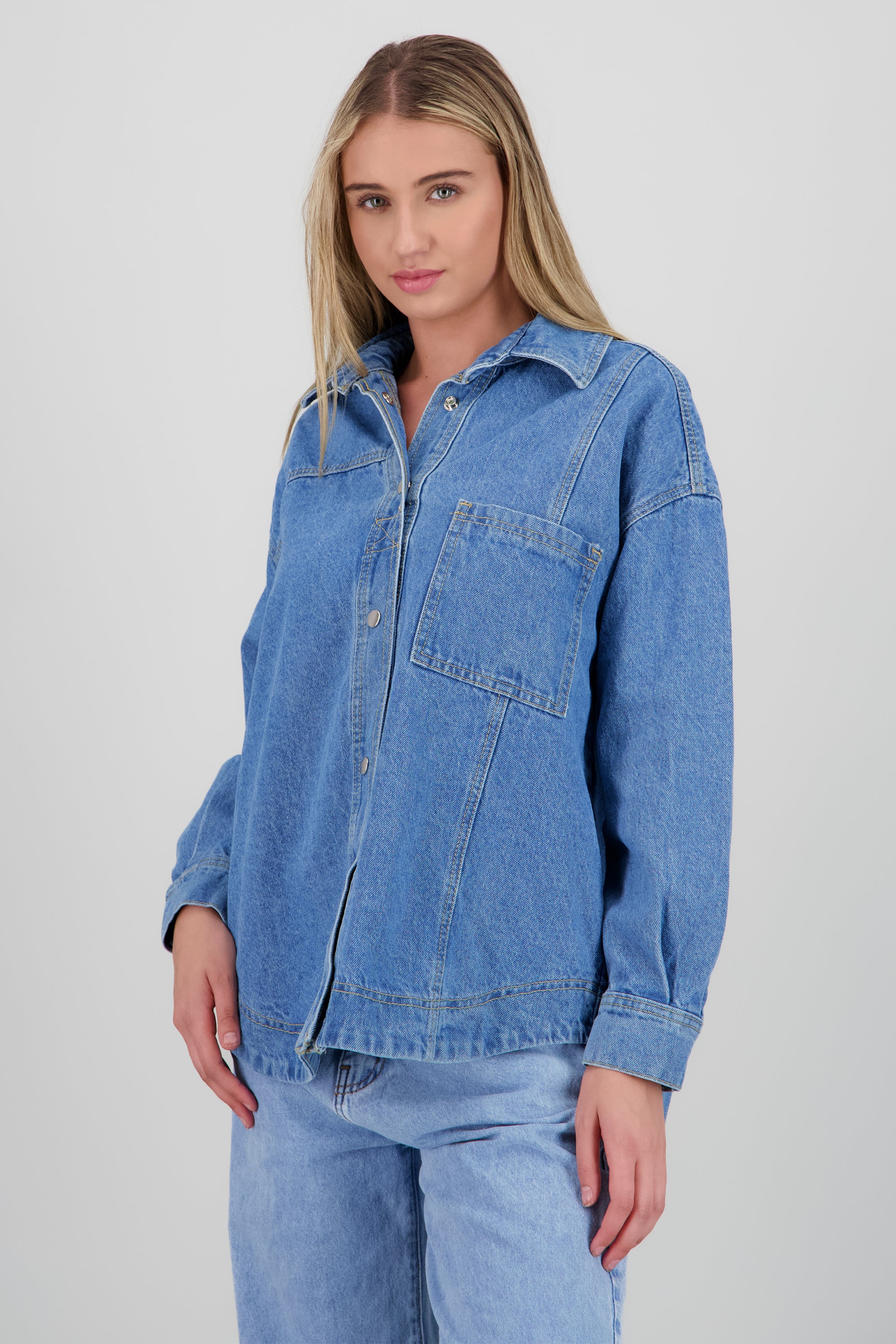 Chamarra oversize detalle bolsa MEDIUM WASH