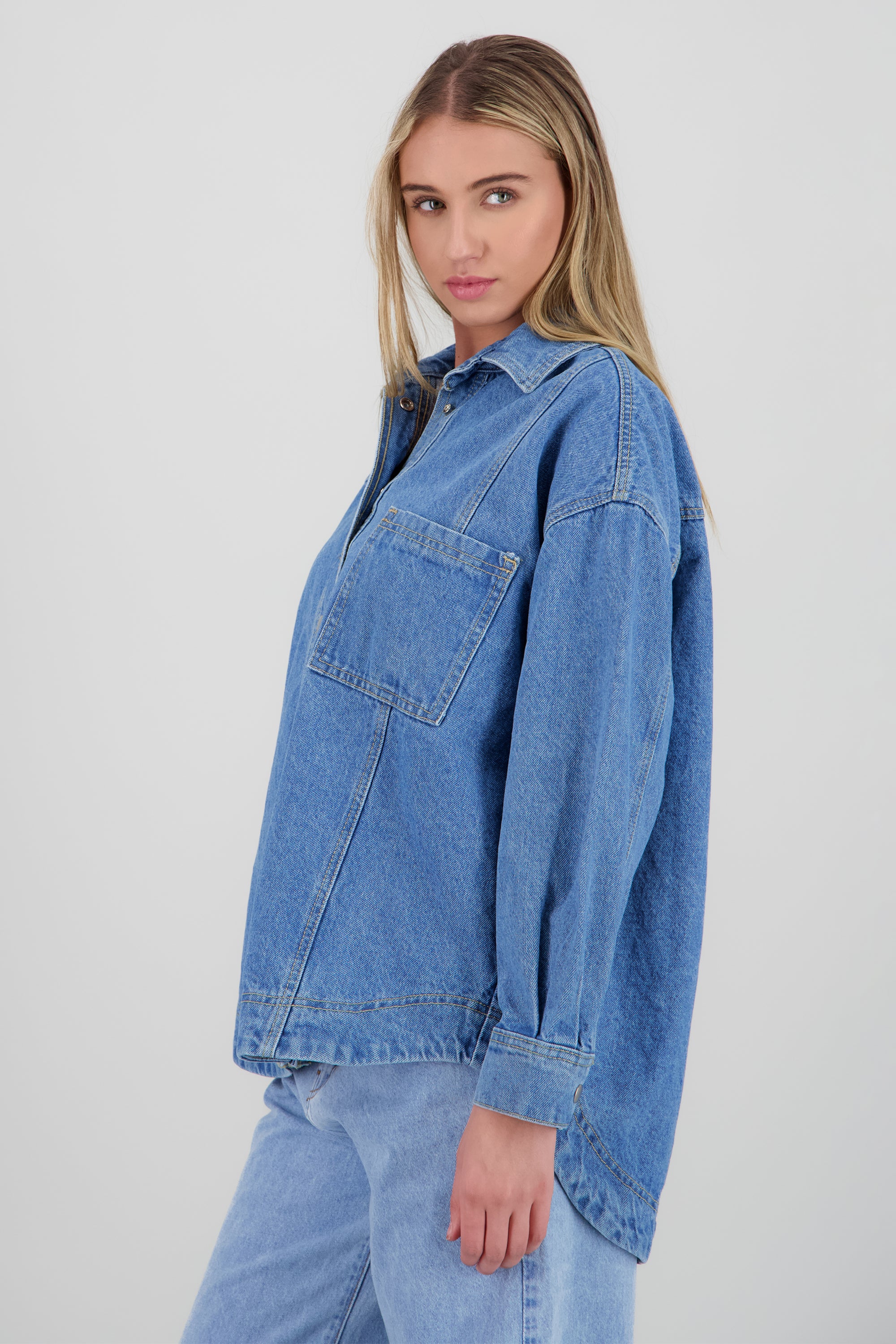 Chamarra oversize detalle bolsa MEDIUM WASH