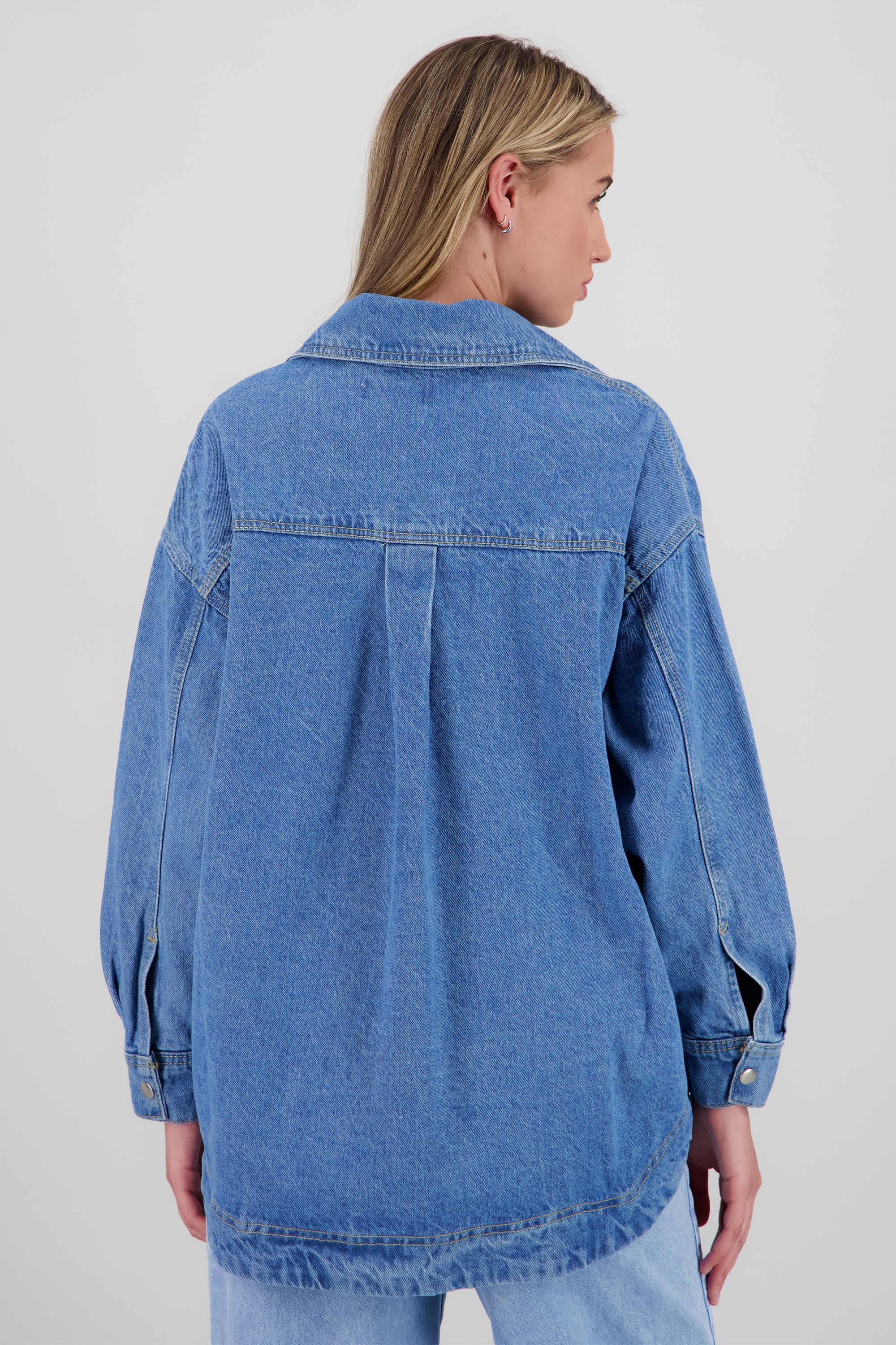 Chamarra oversize detalle bolsa MEDIUM WASH