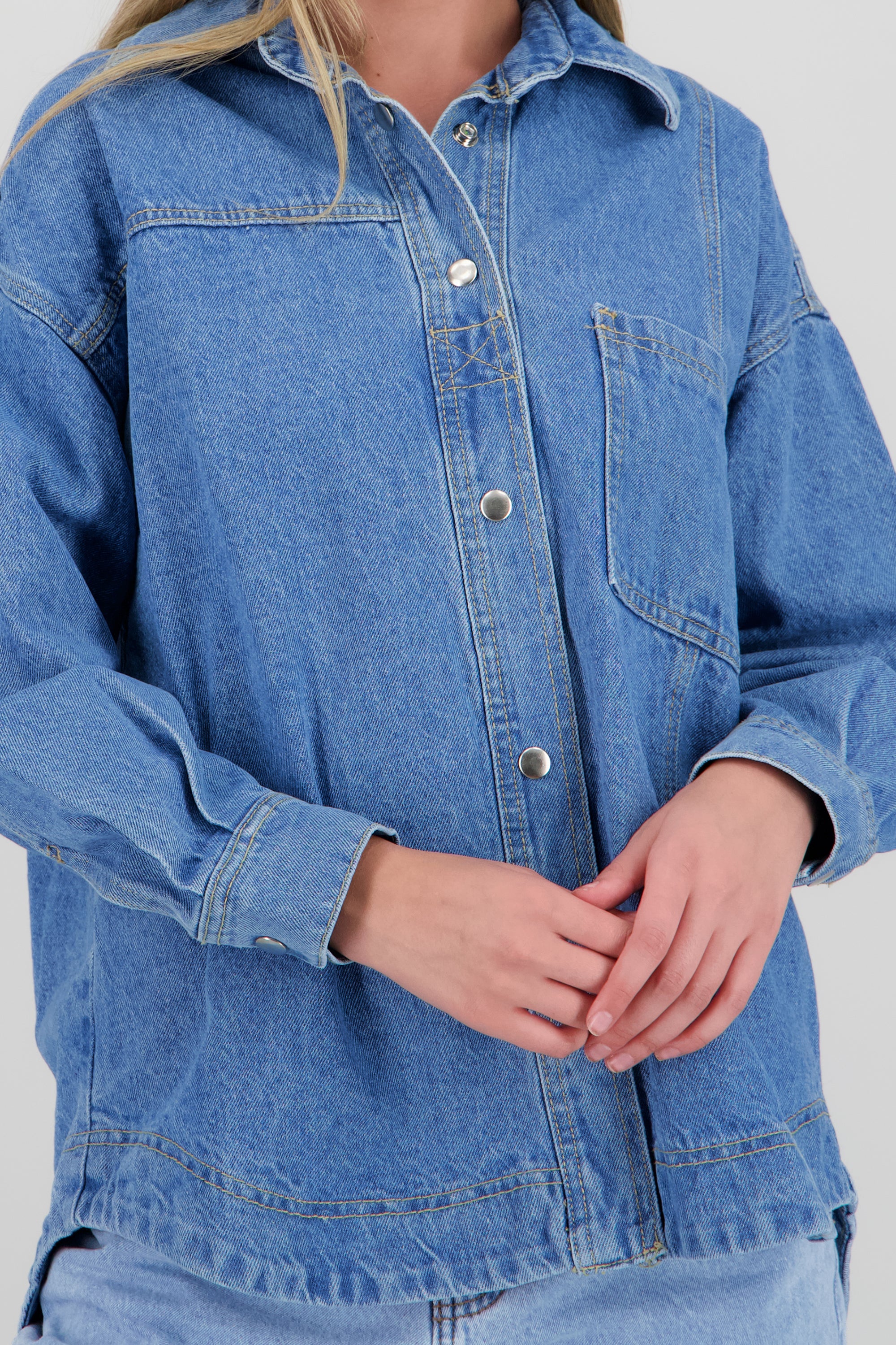 Chamarra oversize detalle bolsa MEDIUM WASH