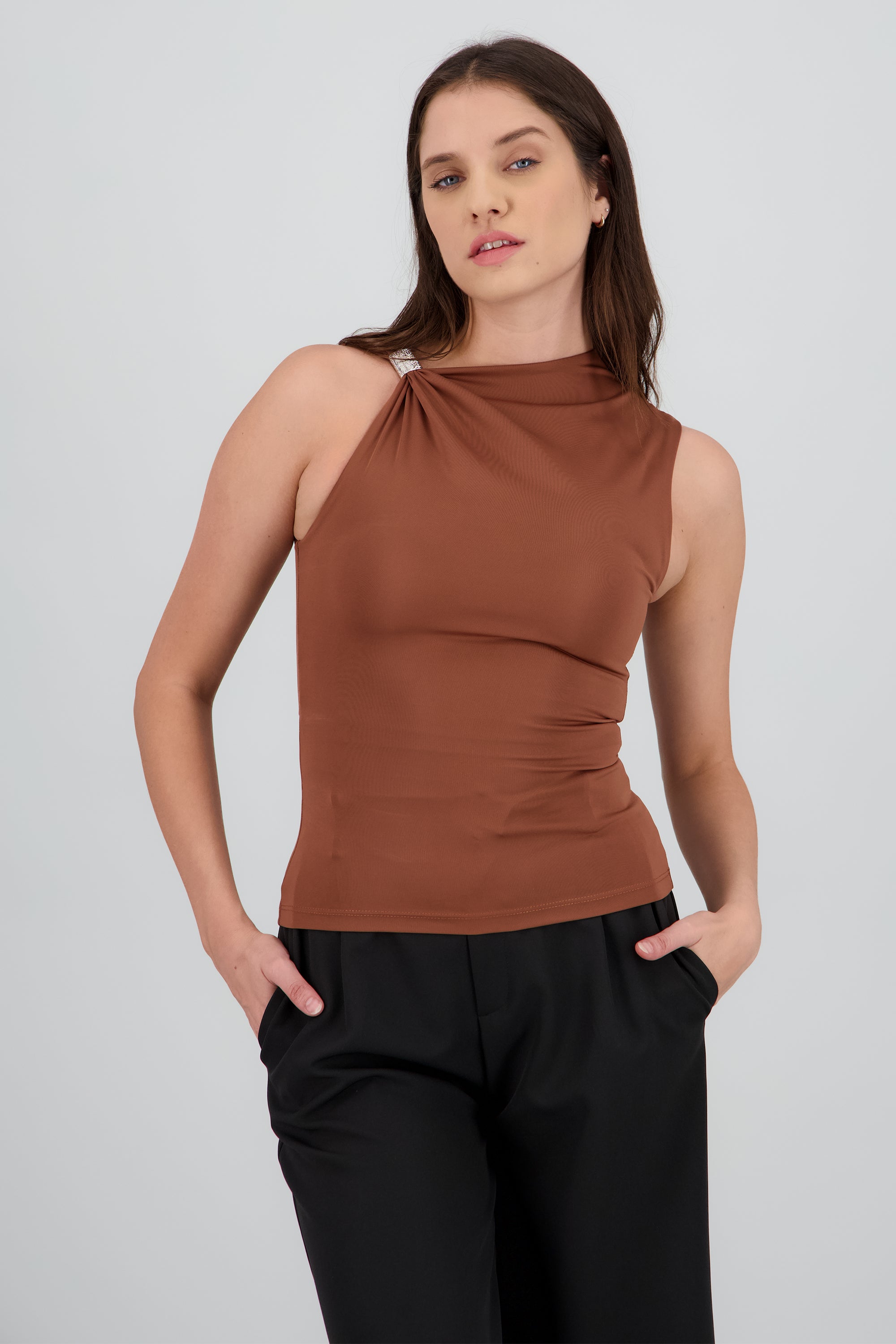 Top asimetrico detalle metalico CAMELLO