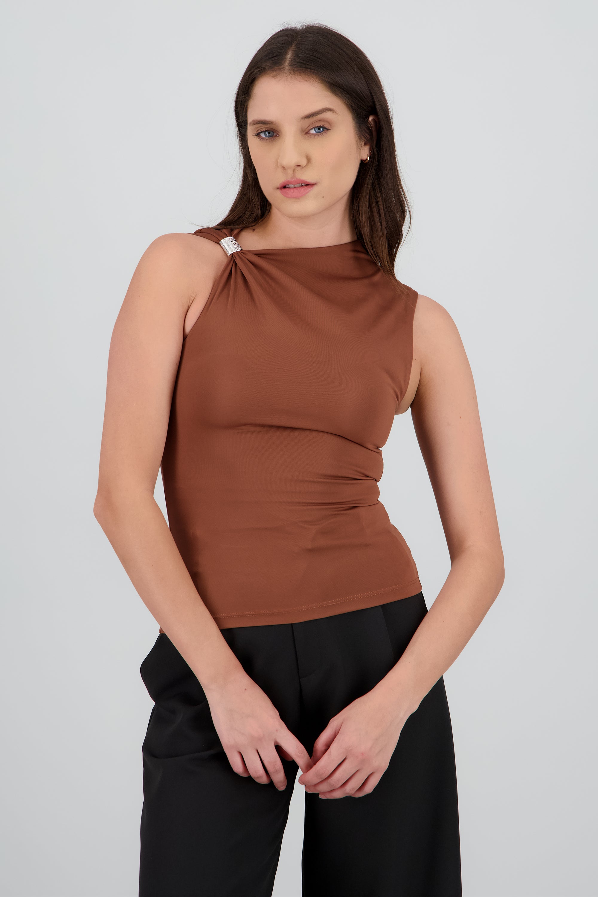 Top asimetrico detalle metalico CAMELLO