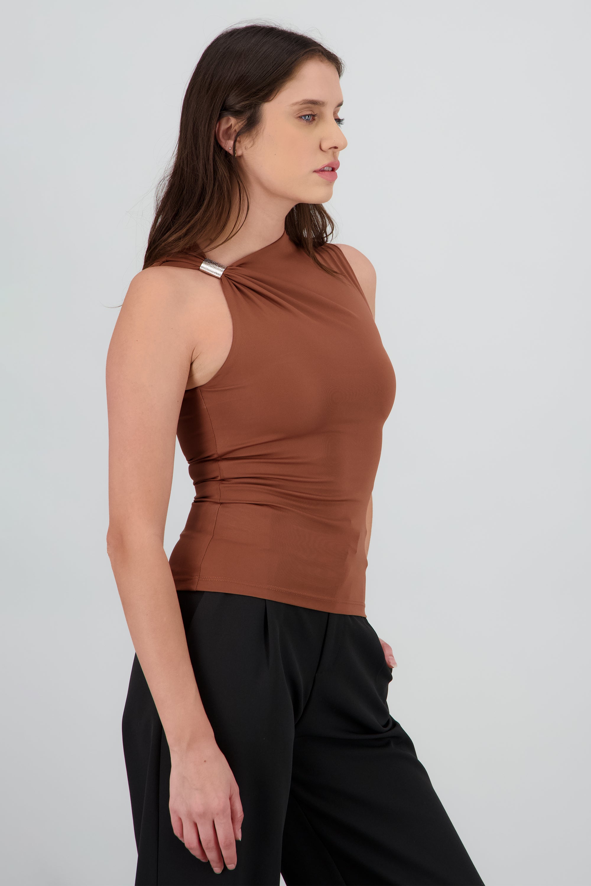 Top asimetrico detalle metalico CAMELLO