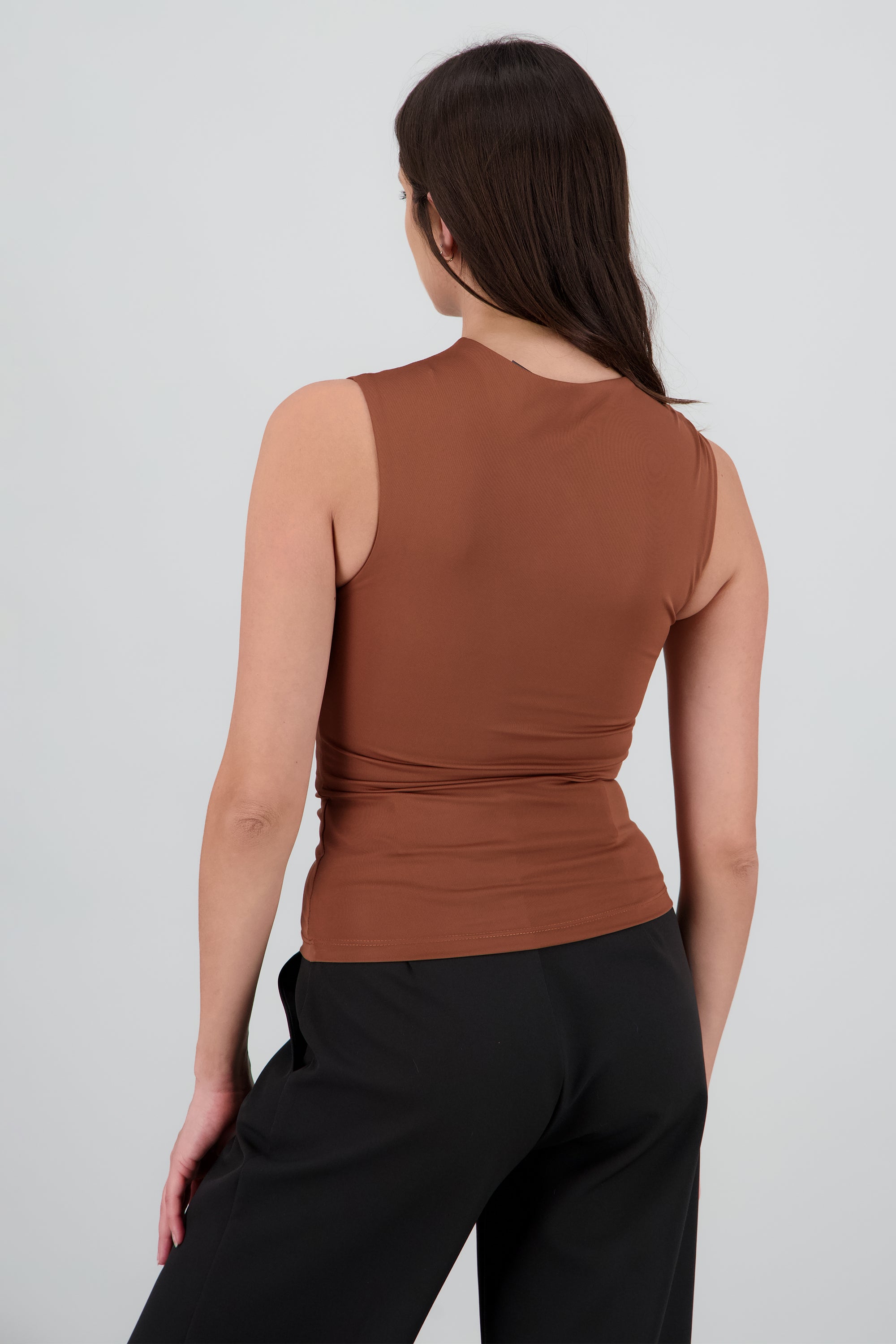 Top asimetrico detalle metalico CAMELLO