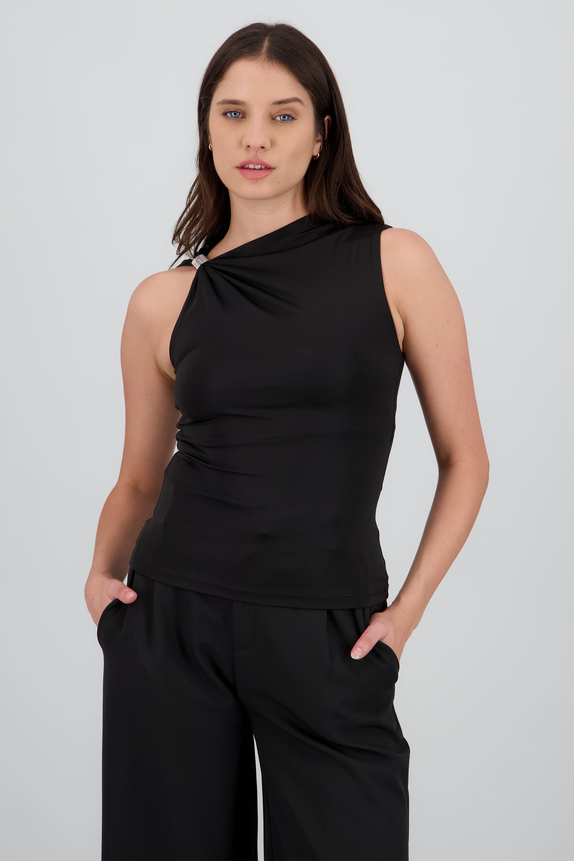 Top asimetrico detalle metalico NEGRO