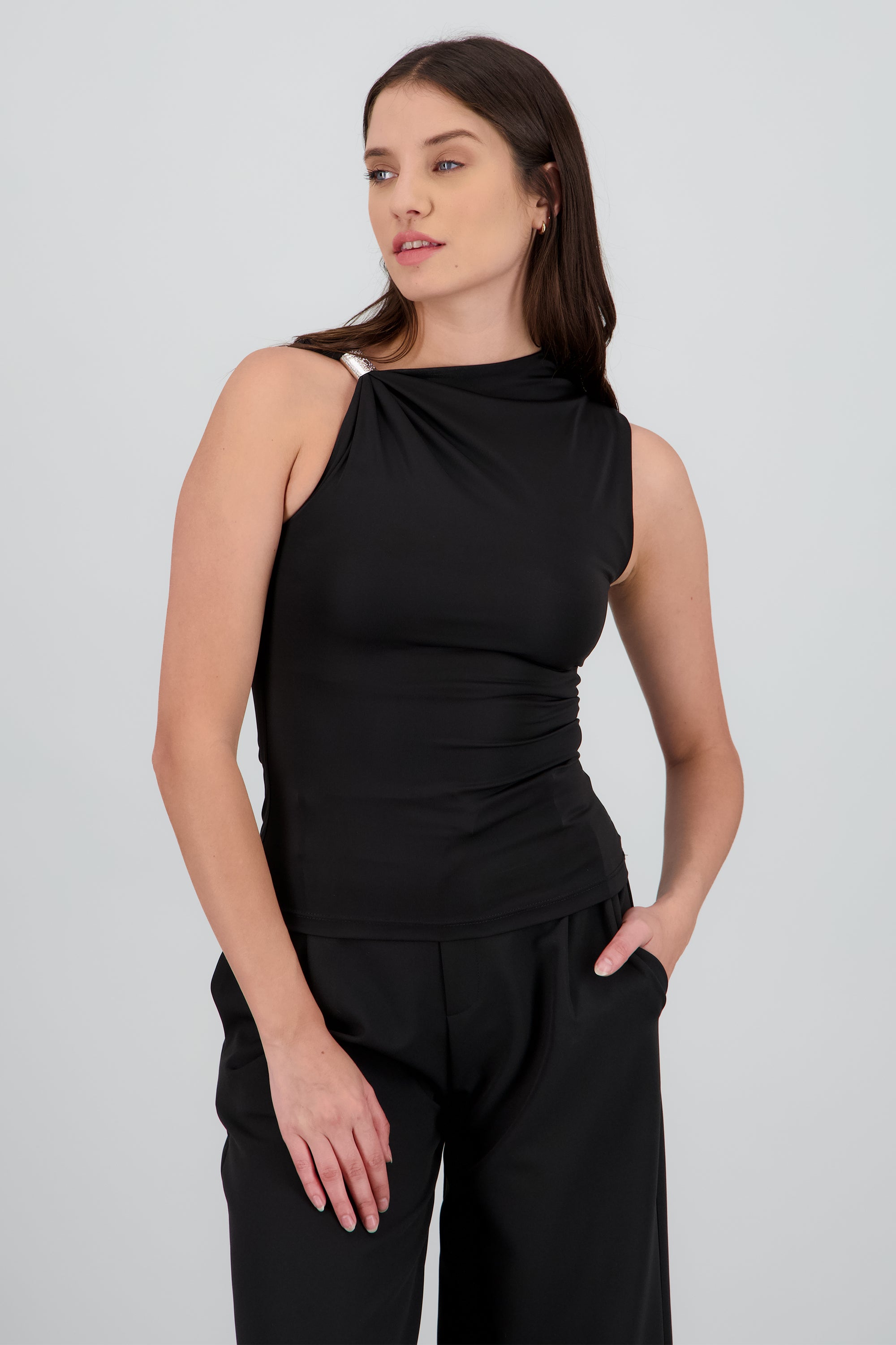 Top asimetrico detalle metalico NEGRO