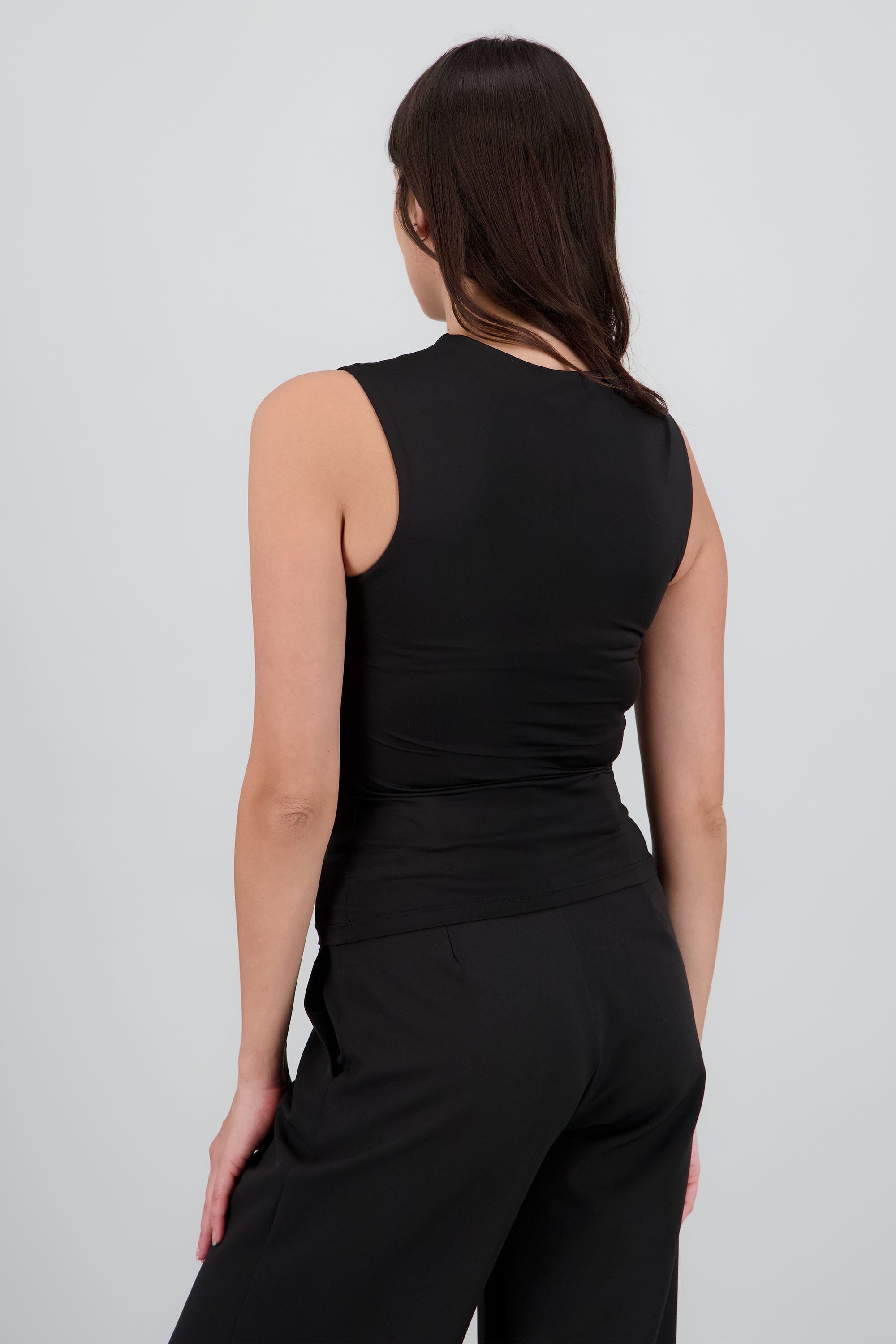 Top asimetrico detalle metalico NEGRO