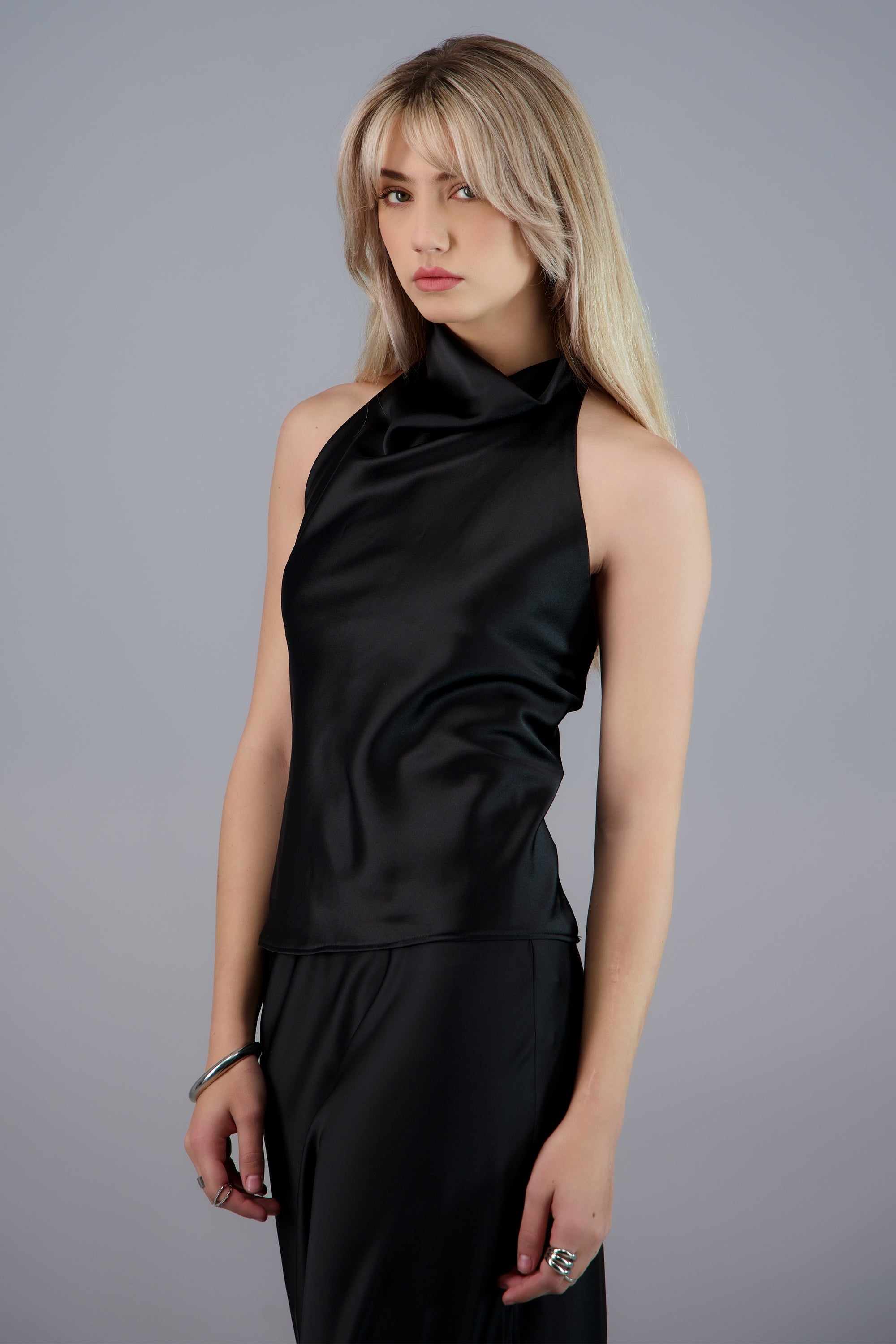 Top satin cuello cascada alto NEGRO