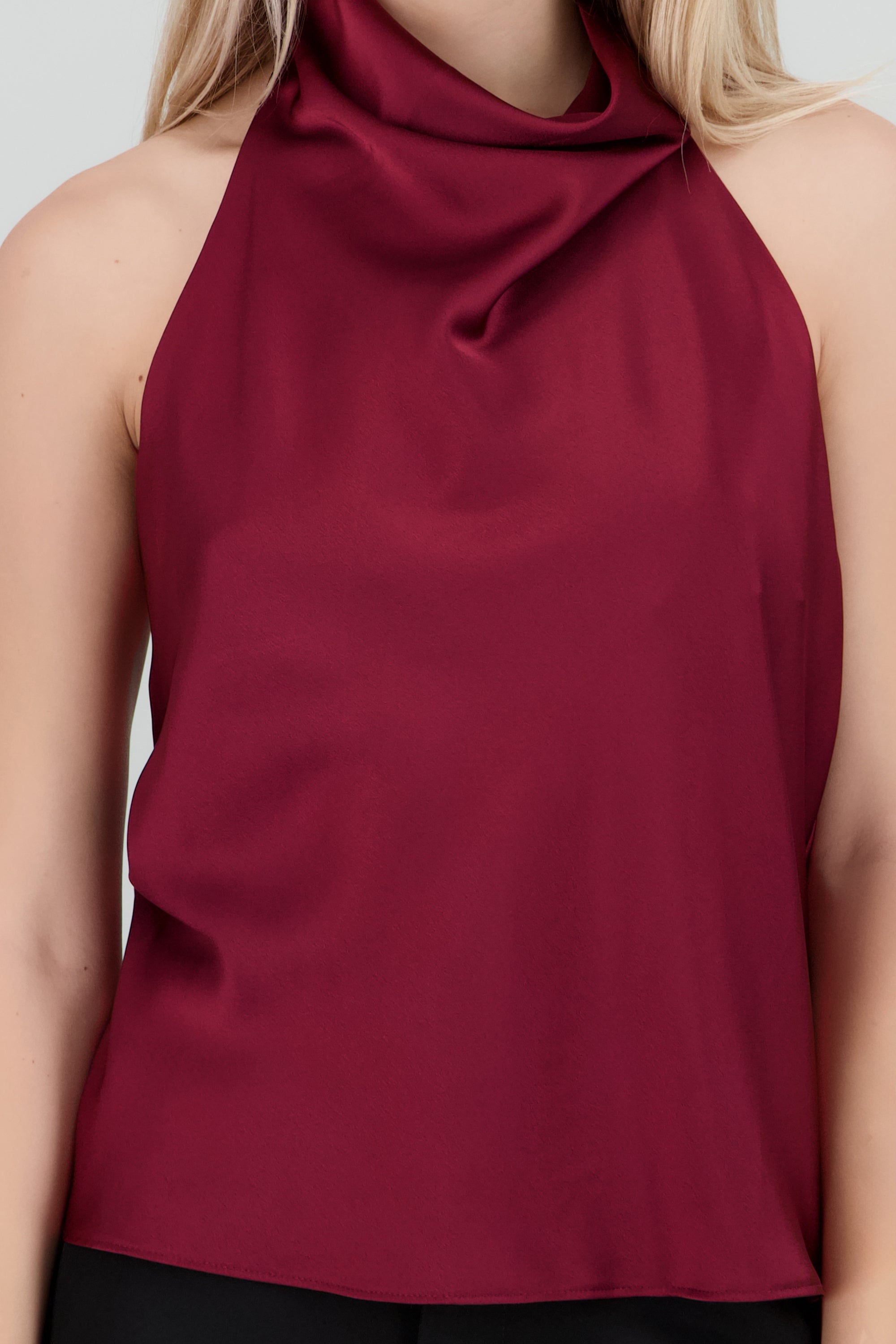 Top satin cuello cascada alto VINO