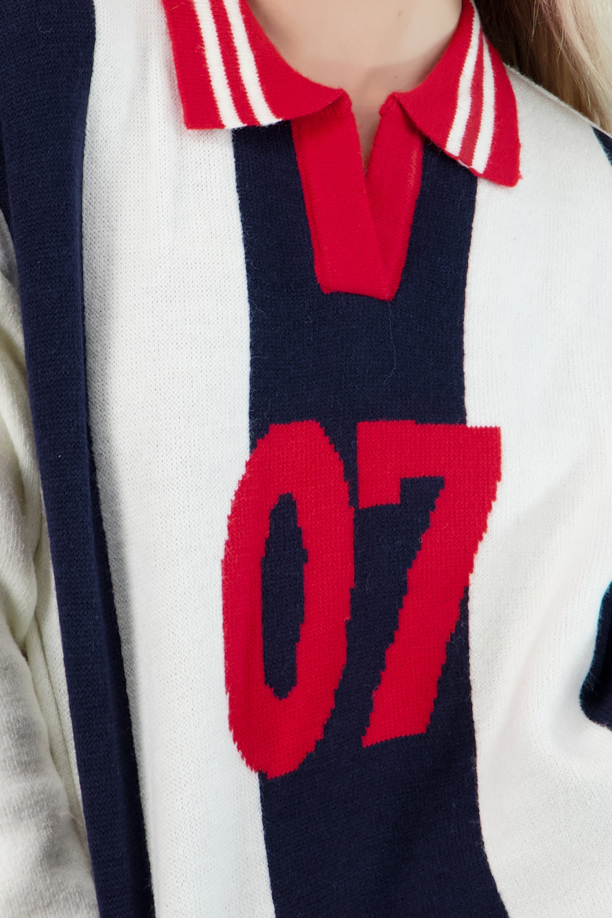 Sueter tipo polo contraste numero HUESO COMBO