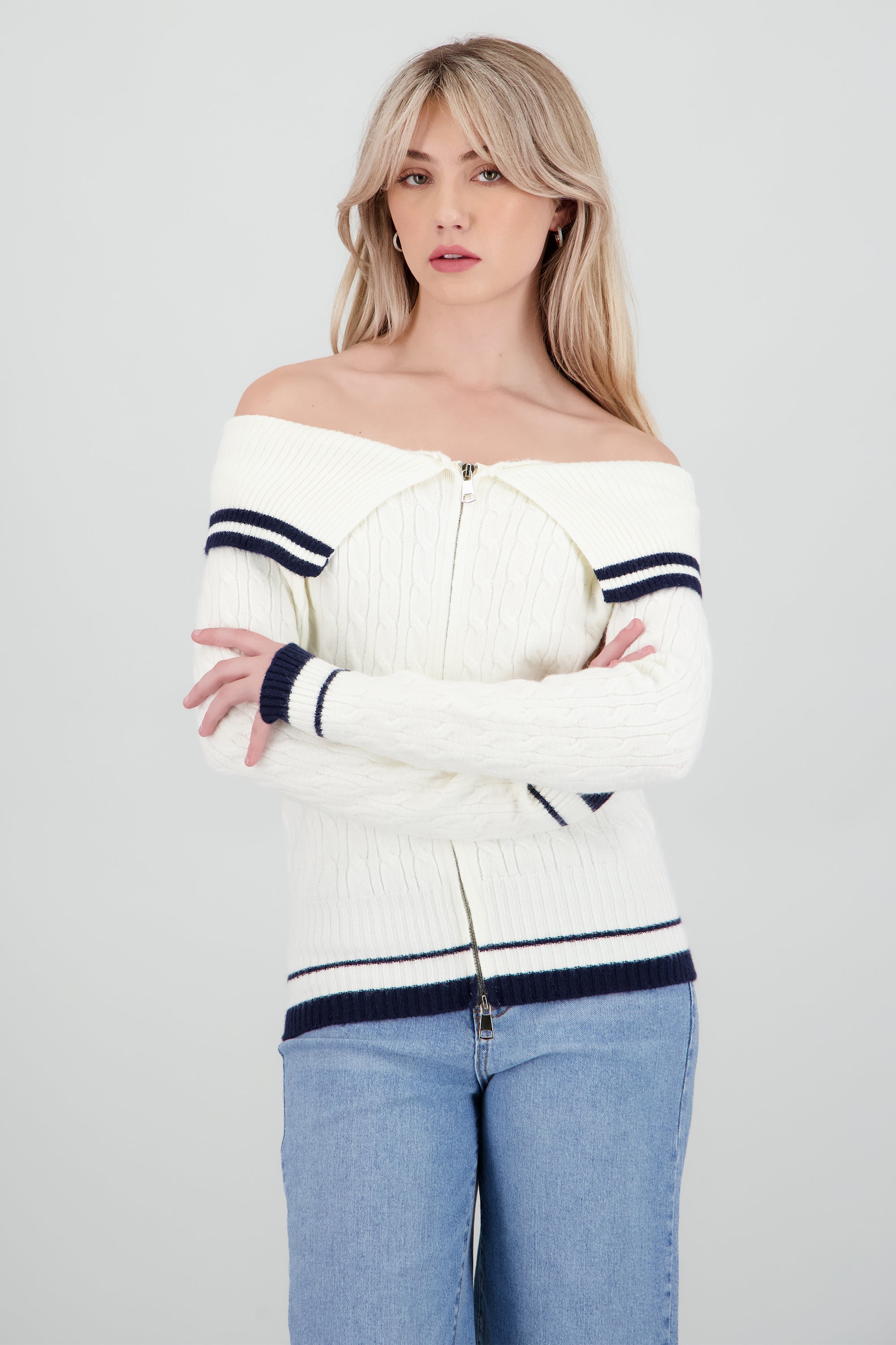 Cardigan contraste off shoulder con cierre HUESO COMBO