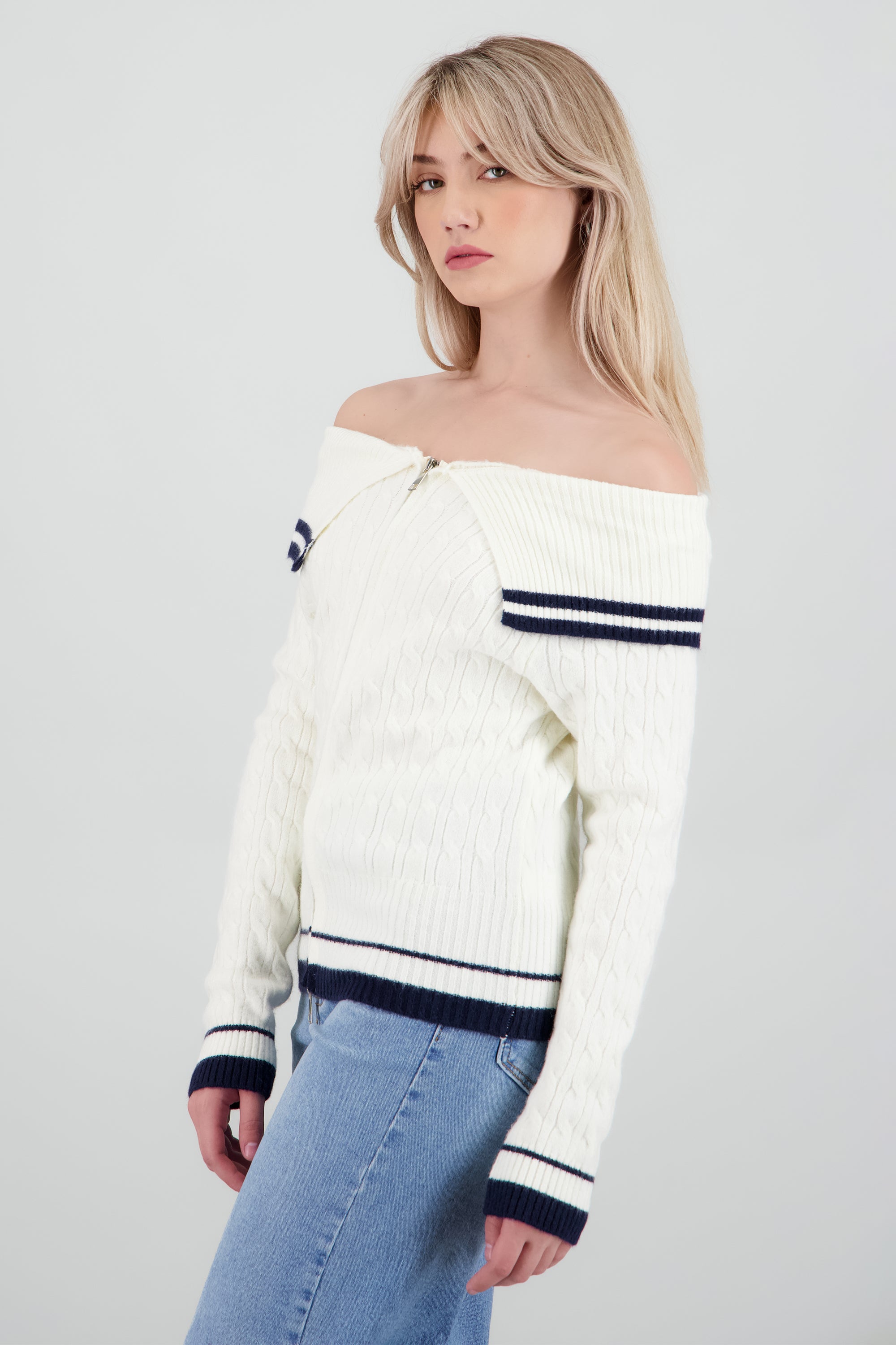 Cardigan contraste off shoulder con cierre HUESO COMBO