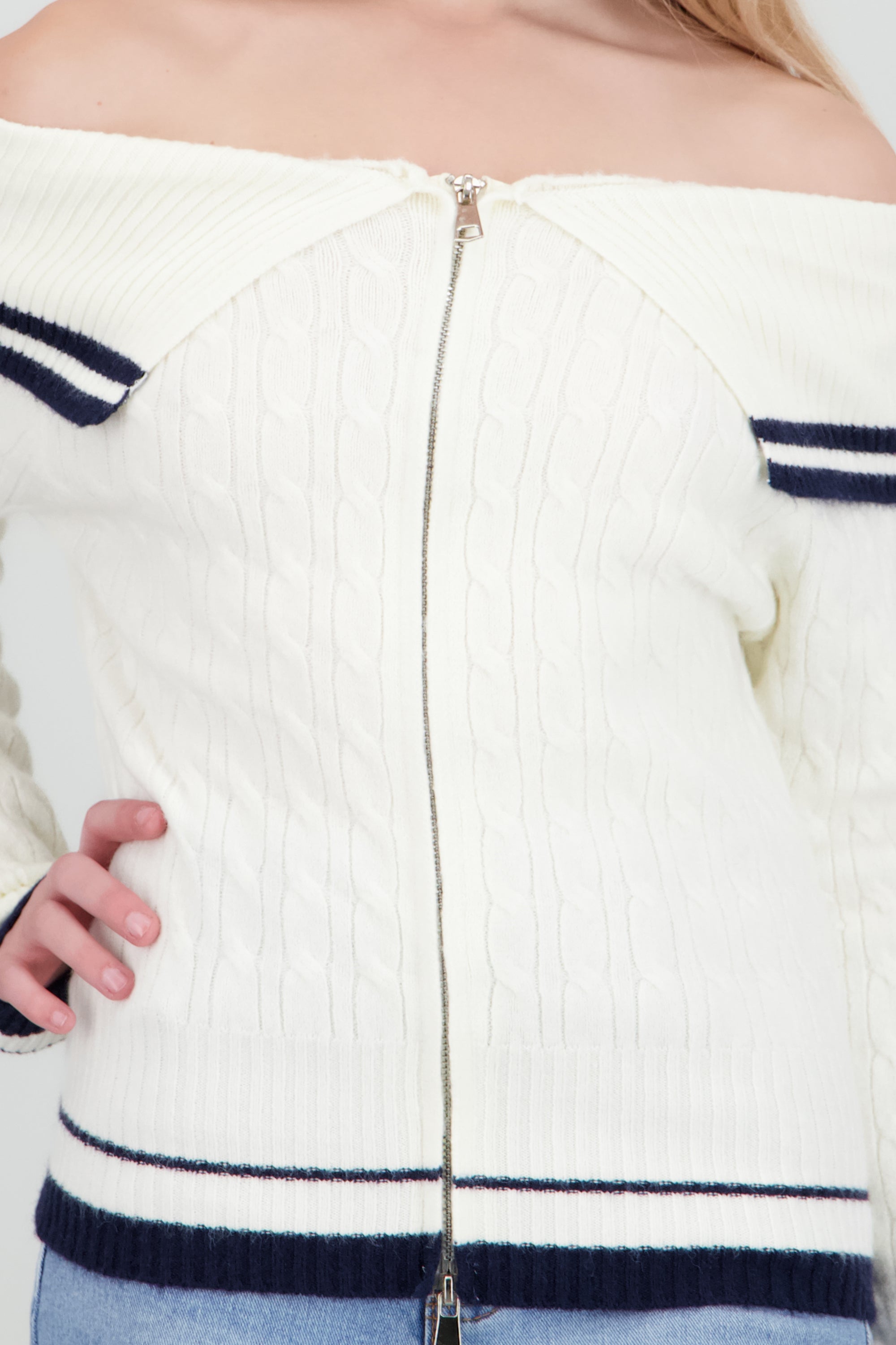 Cardigan contraste off shoulder con cierre HUESO COMBO