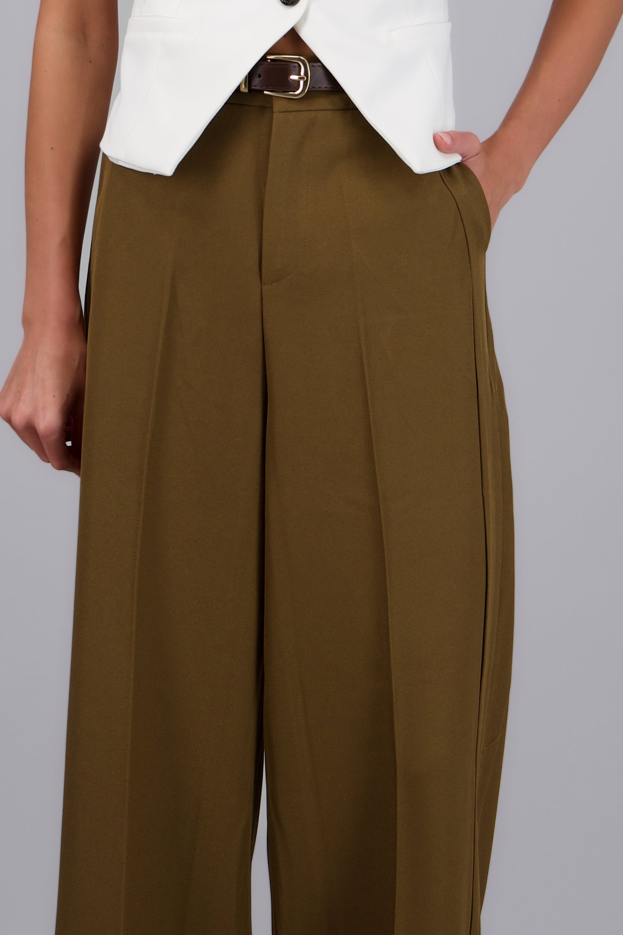 Pantalon recto sastreado con cinturon OLIVO