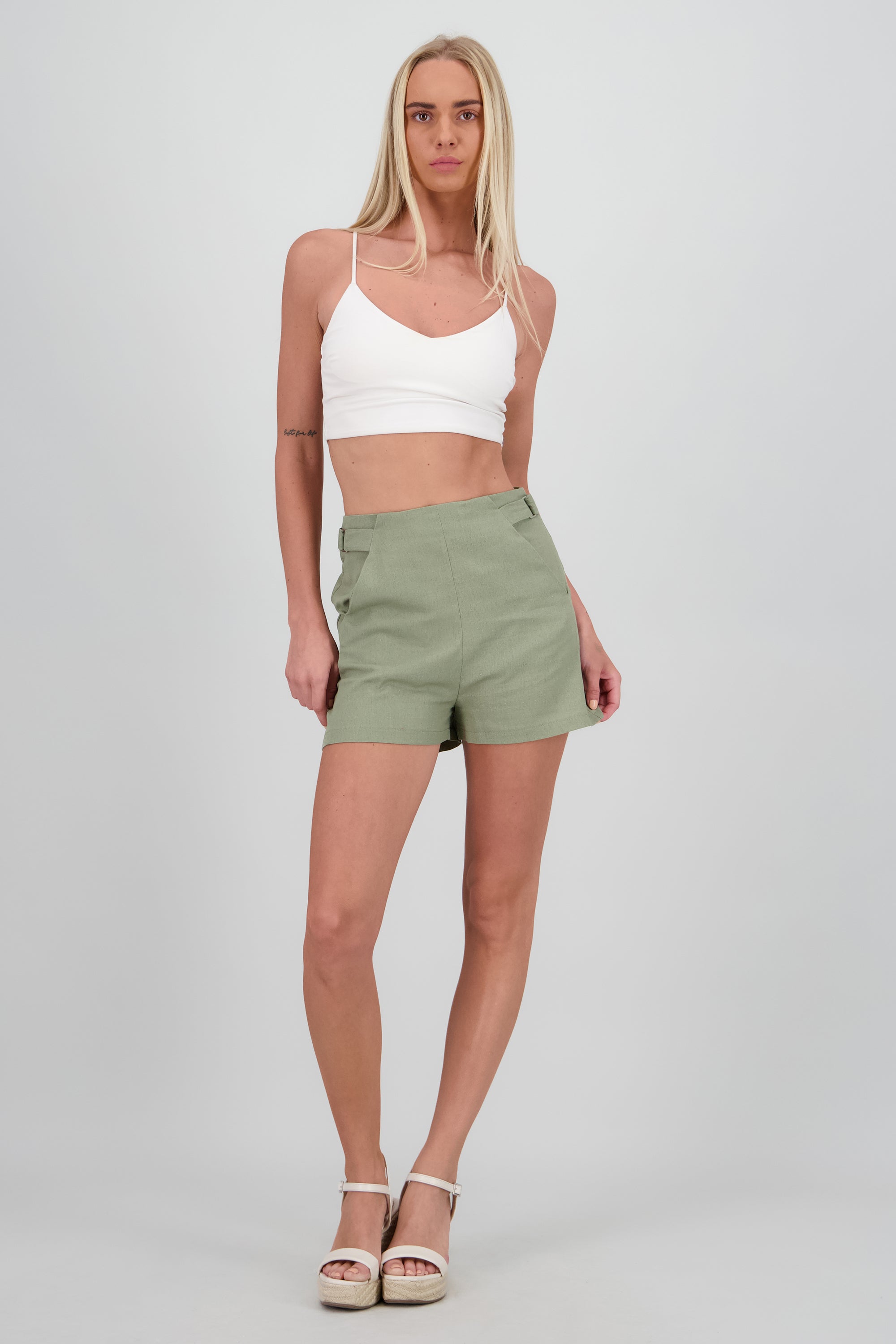 Short detalle hebillas laterales OLIVO